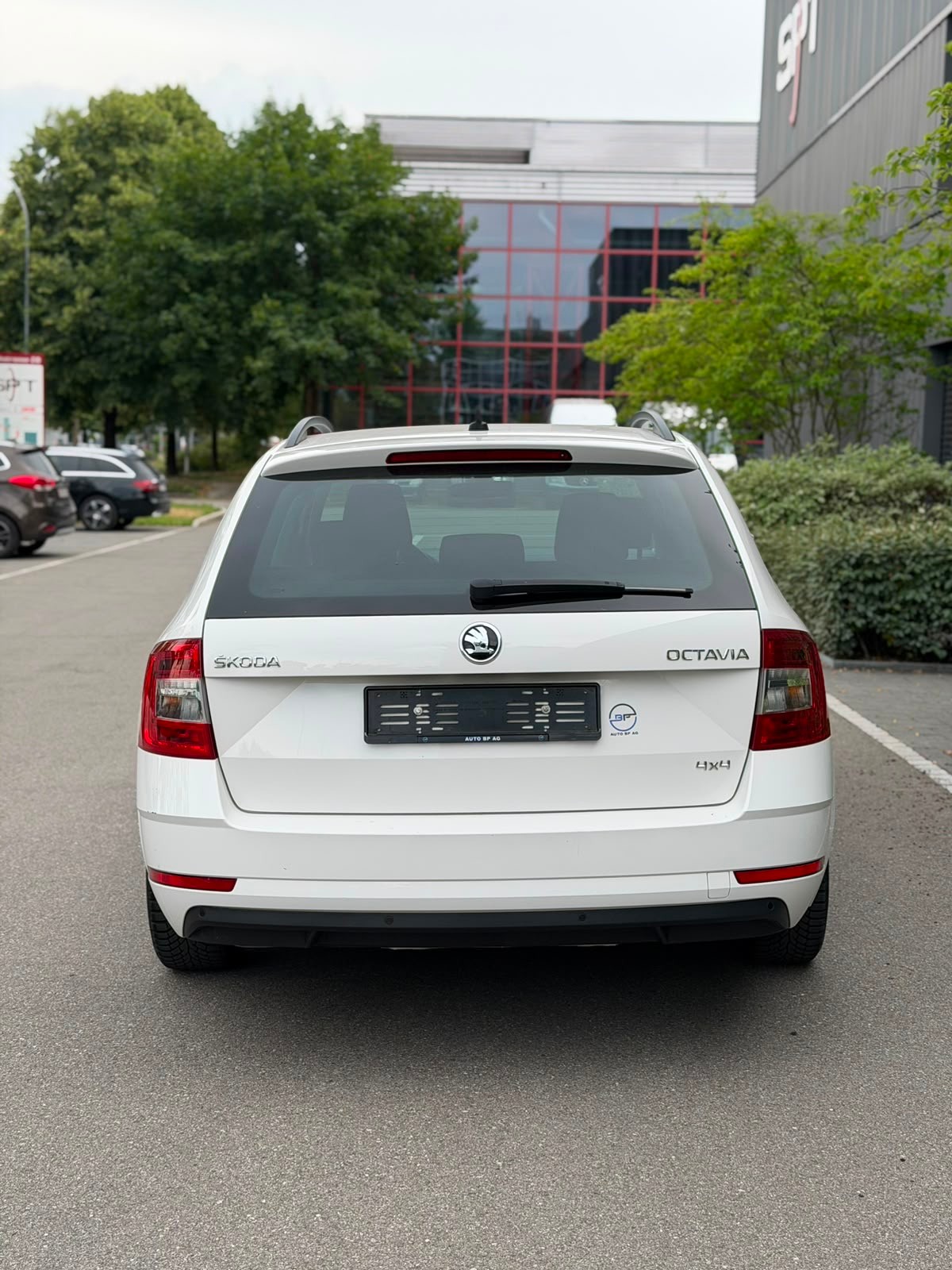 SKODA Octavia Combi 2.0 TDI Ambition 4x4-image-1