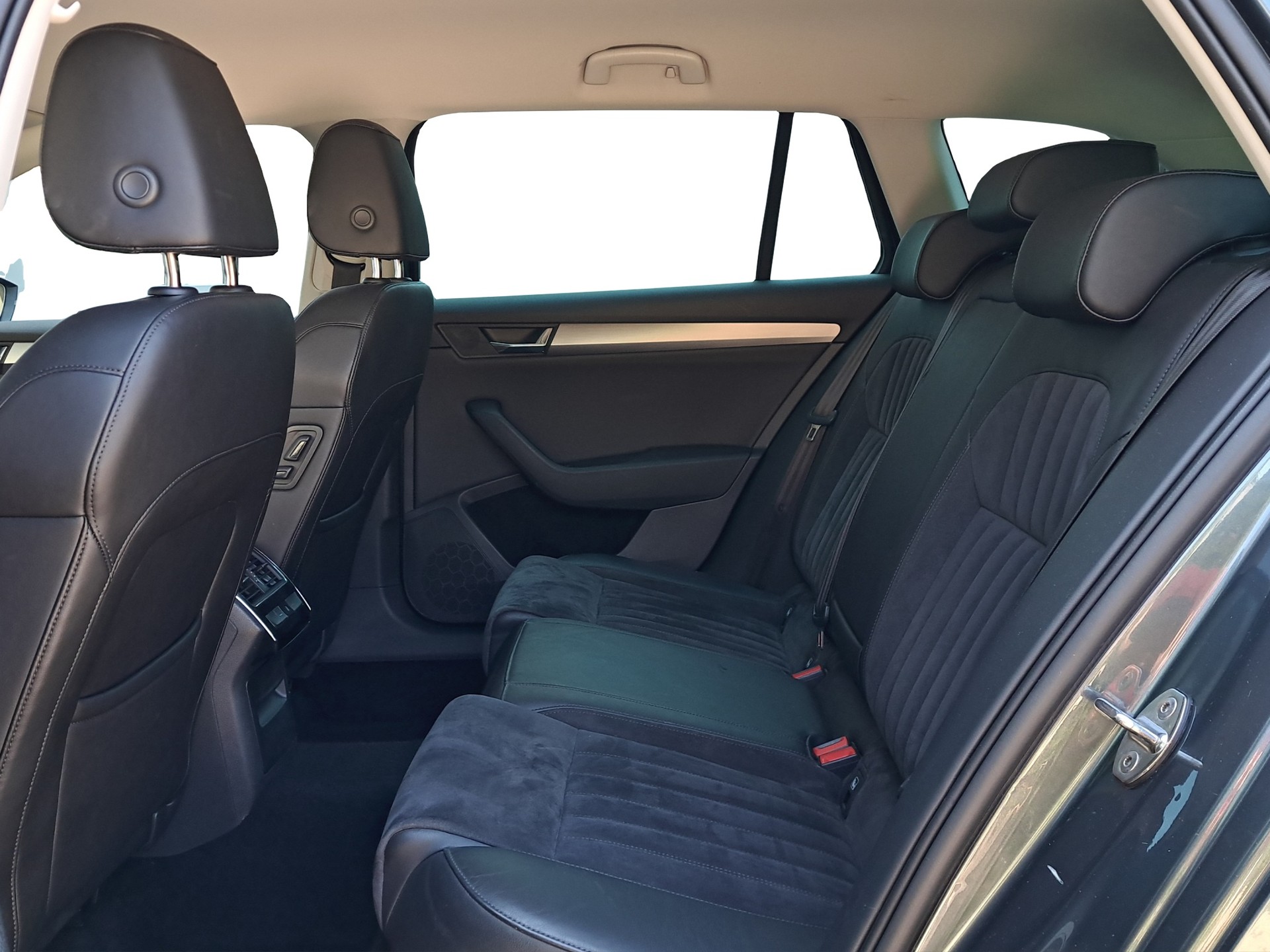 SKODA Superb Combi 2.0 TDi Style 4x4 DSG-image-11