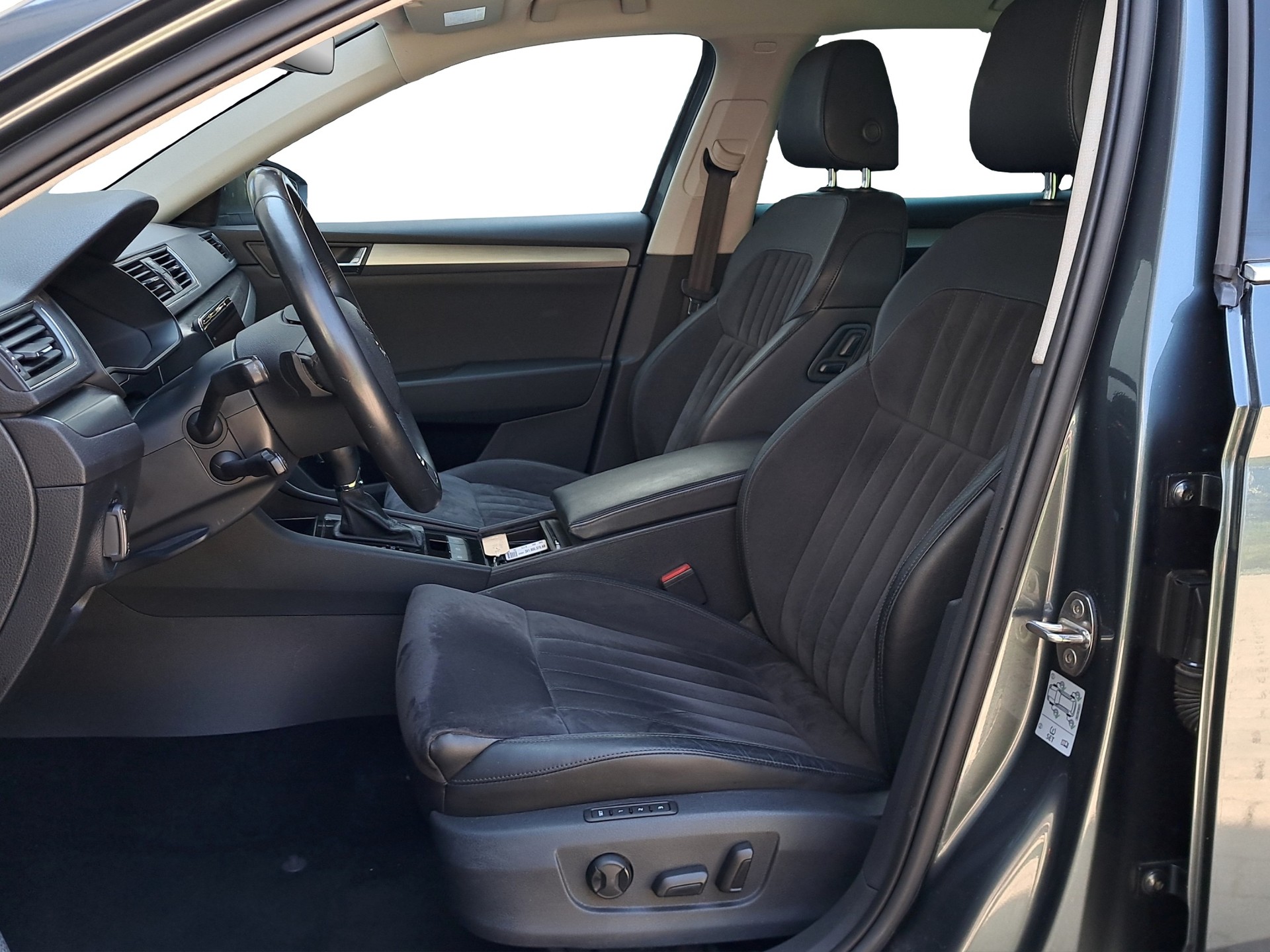SKODA Superb Combi 2.0 TDi Style 4x4 DSG-image-10