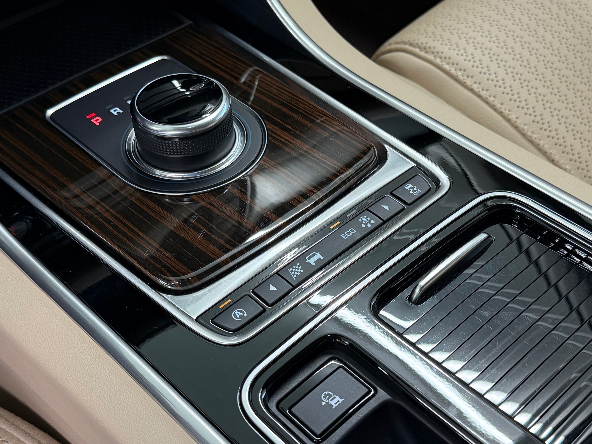 JAGUAR XF 30d Portfolio Automatic-image-16