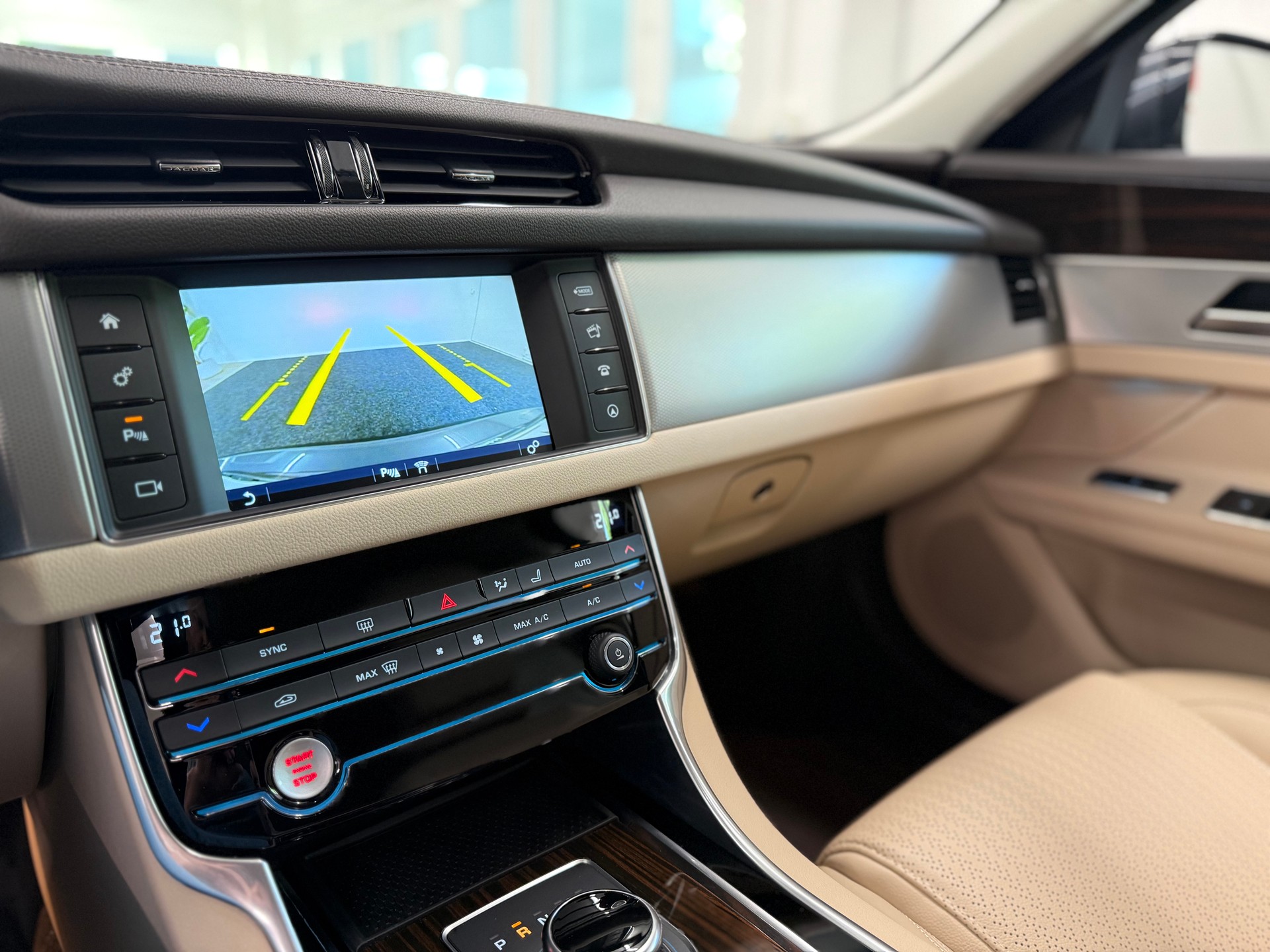 JAGUAR XF 30d Portfolio Automatic-image-25
