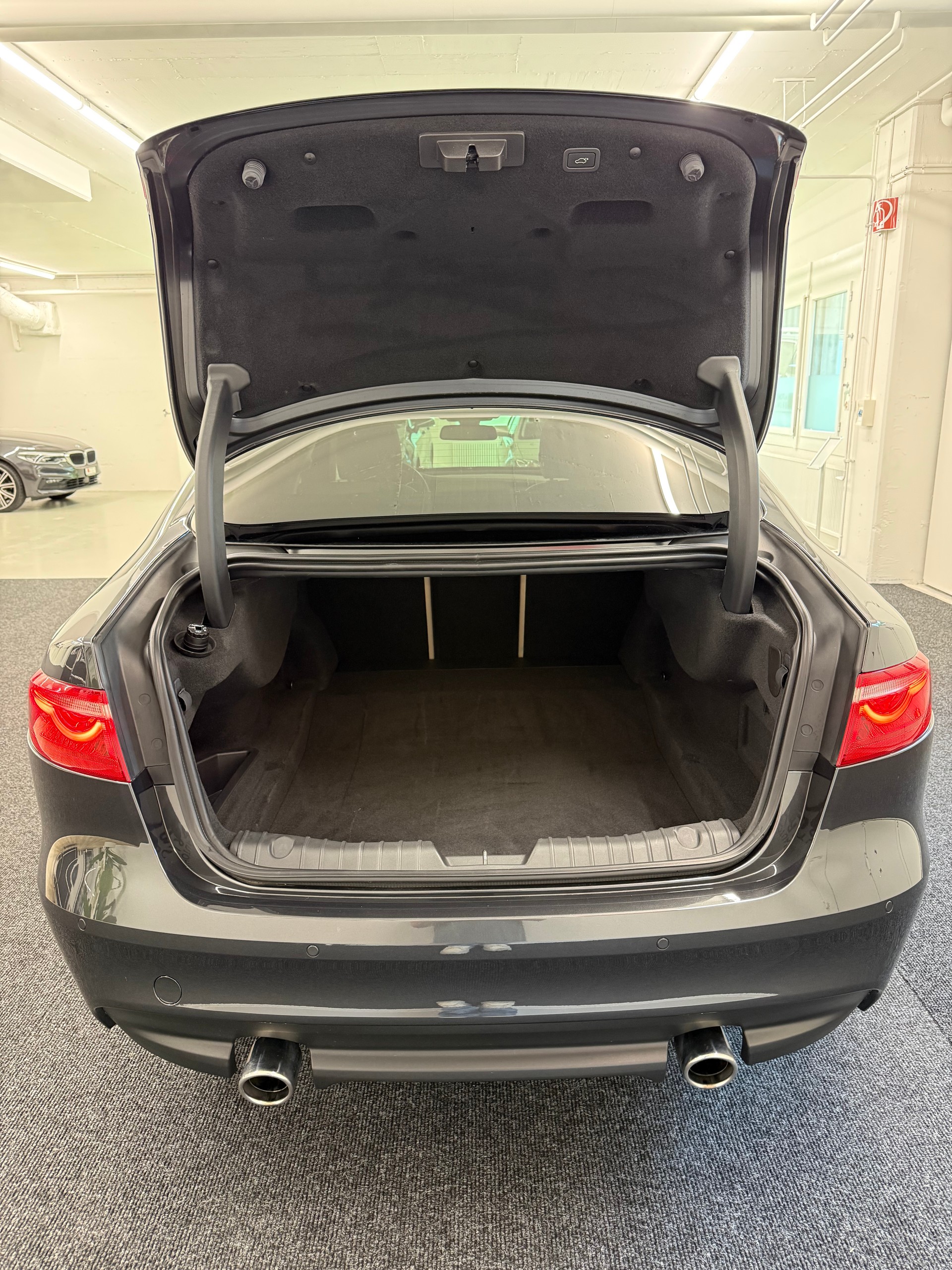 JAGUAR XF 30d Portfolio Automatic-image-6