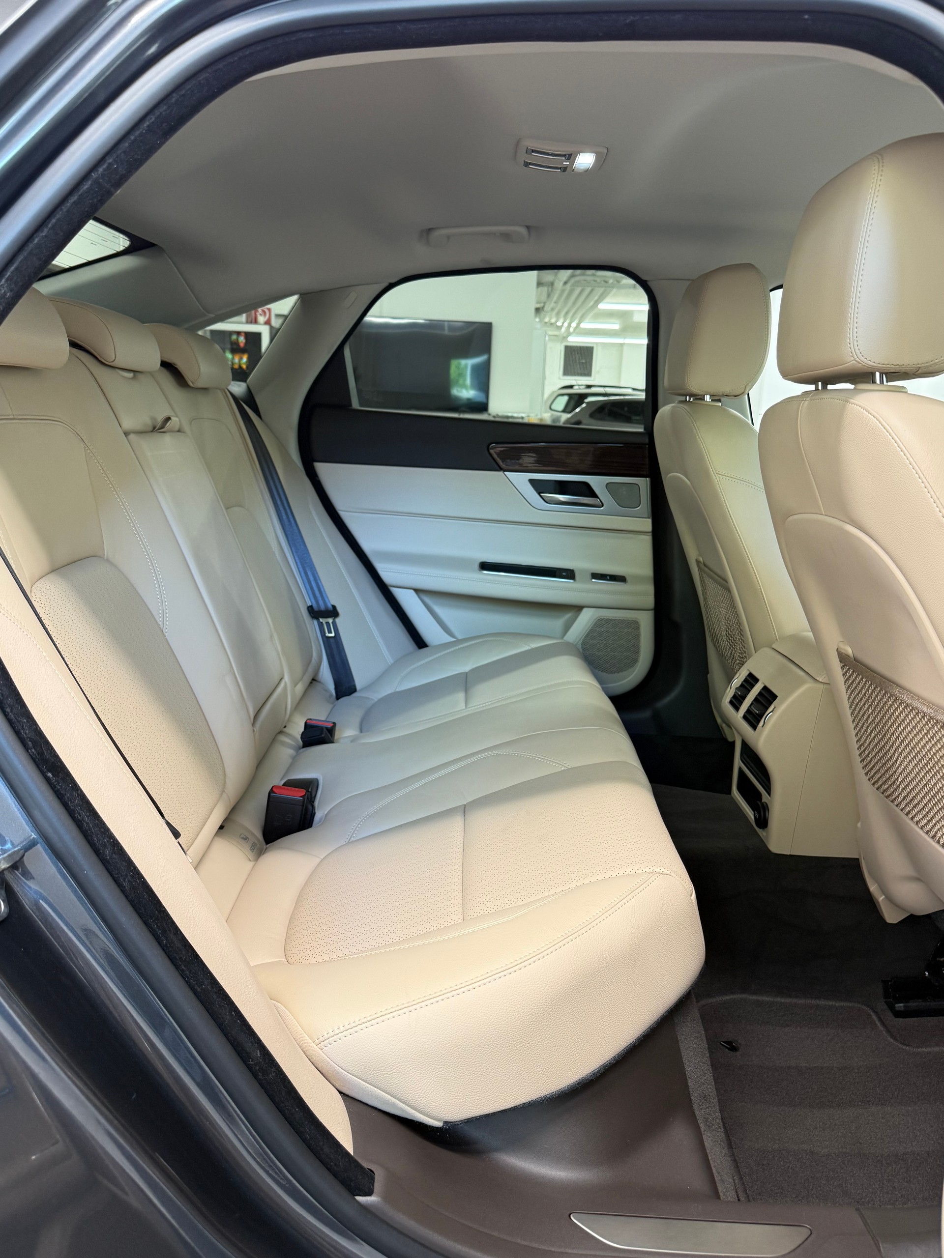 JAGUAR XF 30d Portfolio Automatic-image-24
