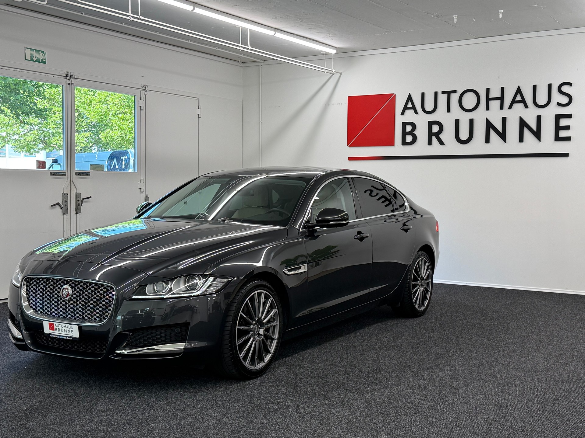 JAGUAR XF 30d Portfolio Automatic-image-0