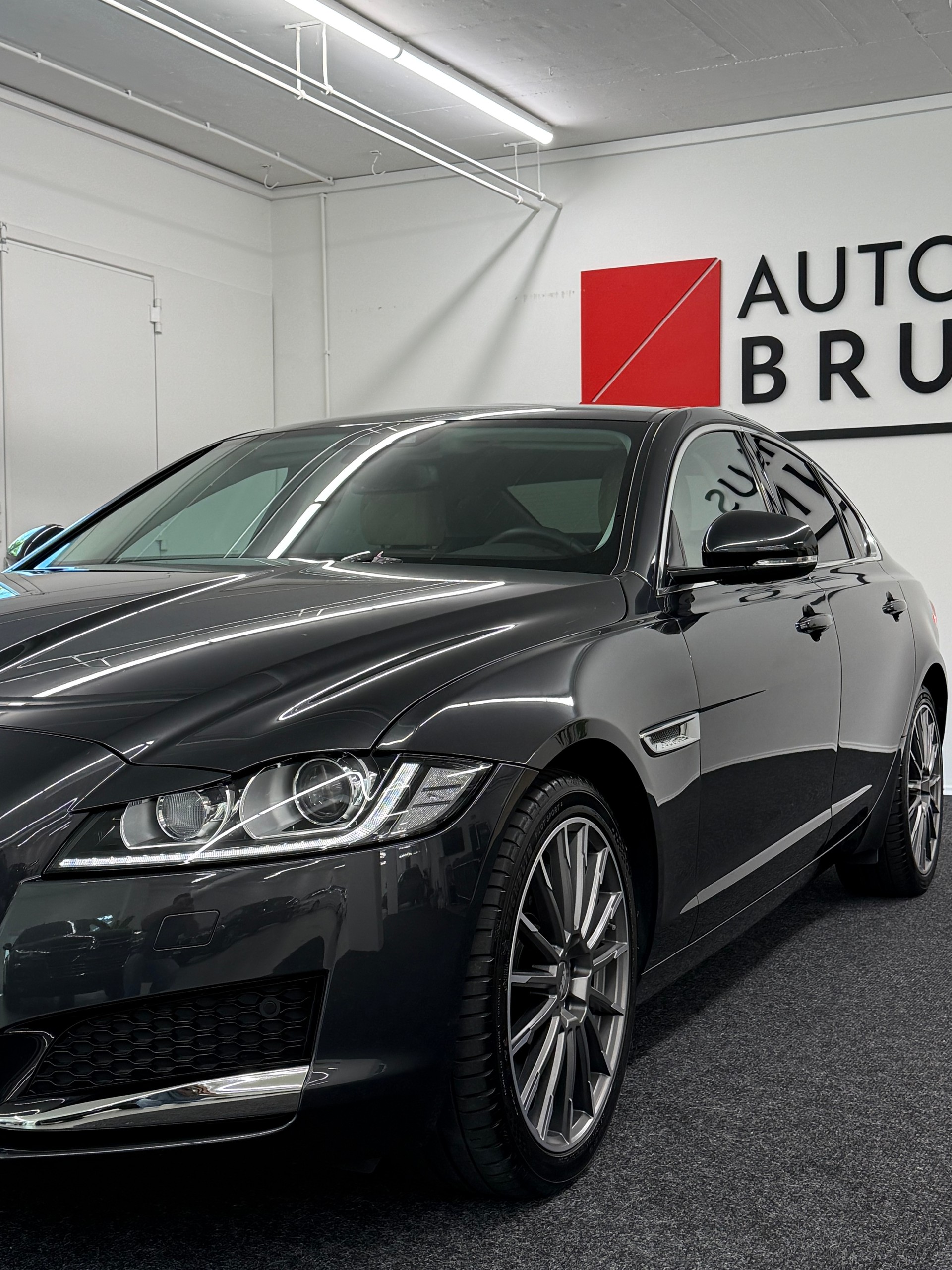 JAGUAR XF 30d Portfolio Automatic-image-9