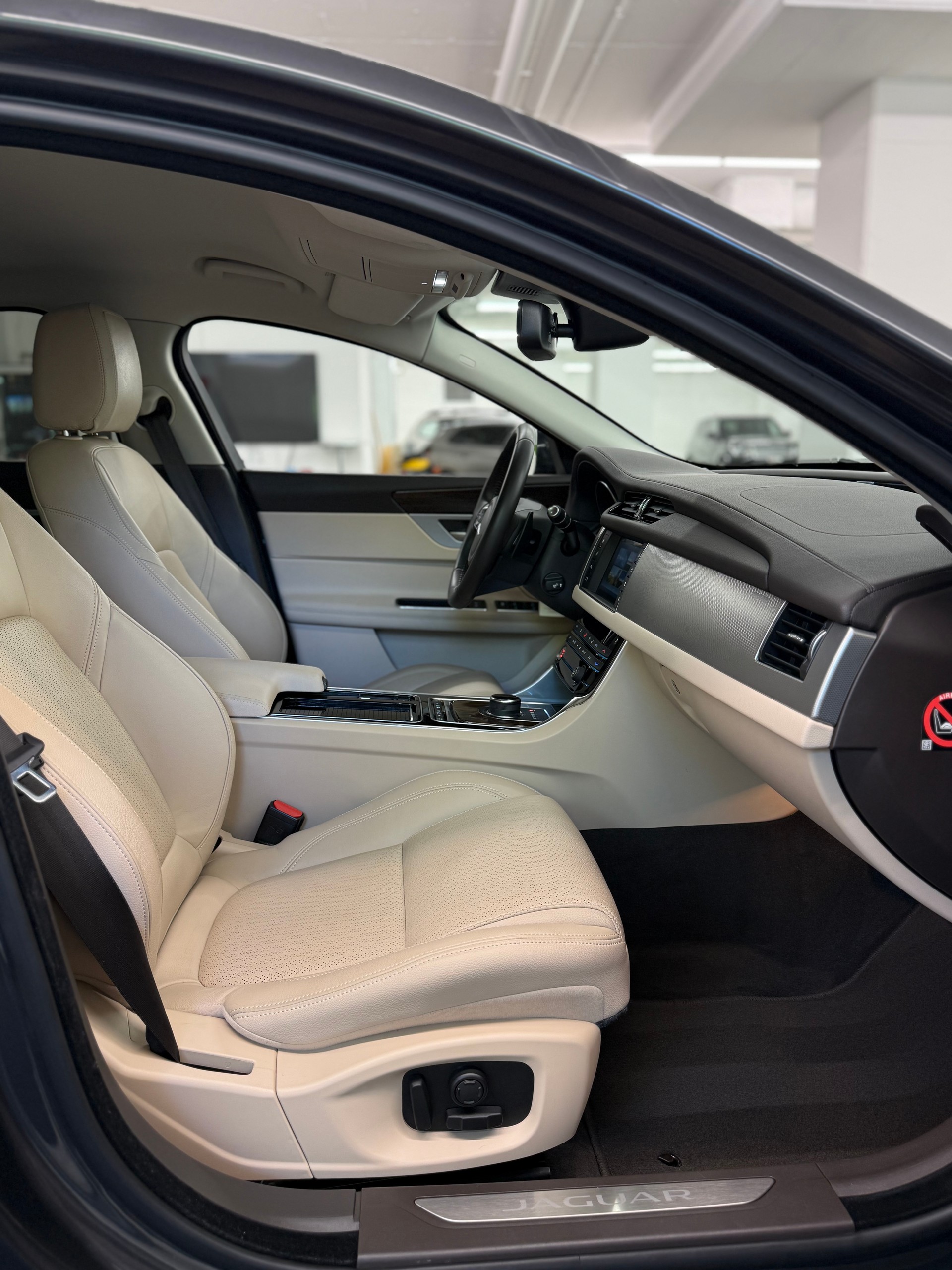 JAGUAR XF 30d Portfolio Automatic-image-22
