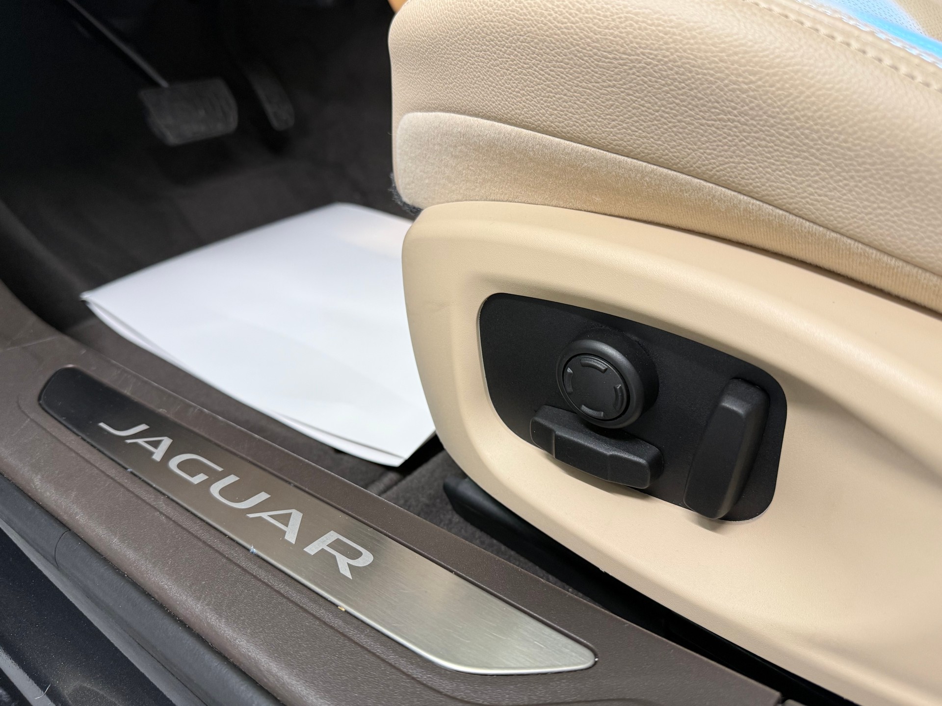 JAGUAR XF 30d Portfolio Automatic-image-29