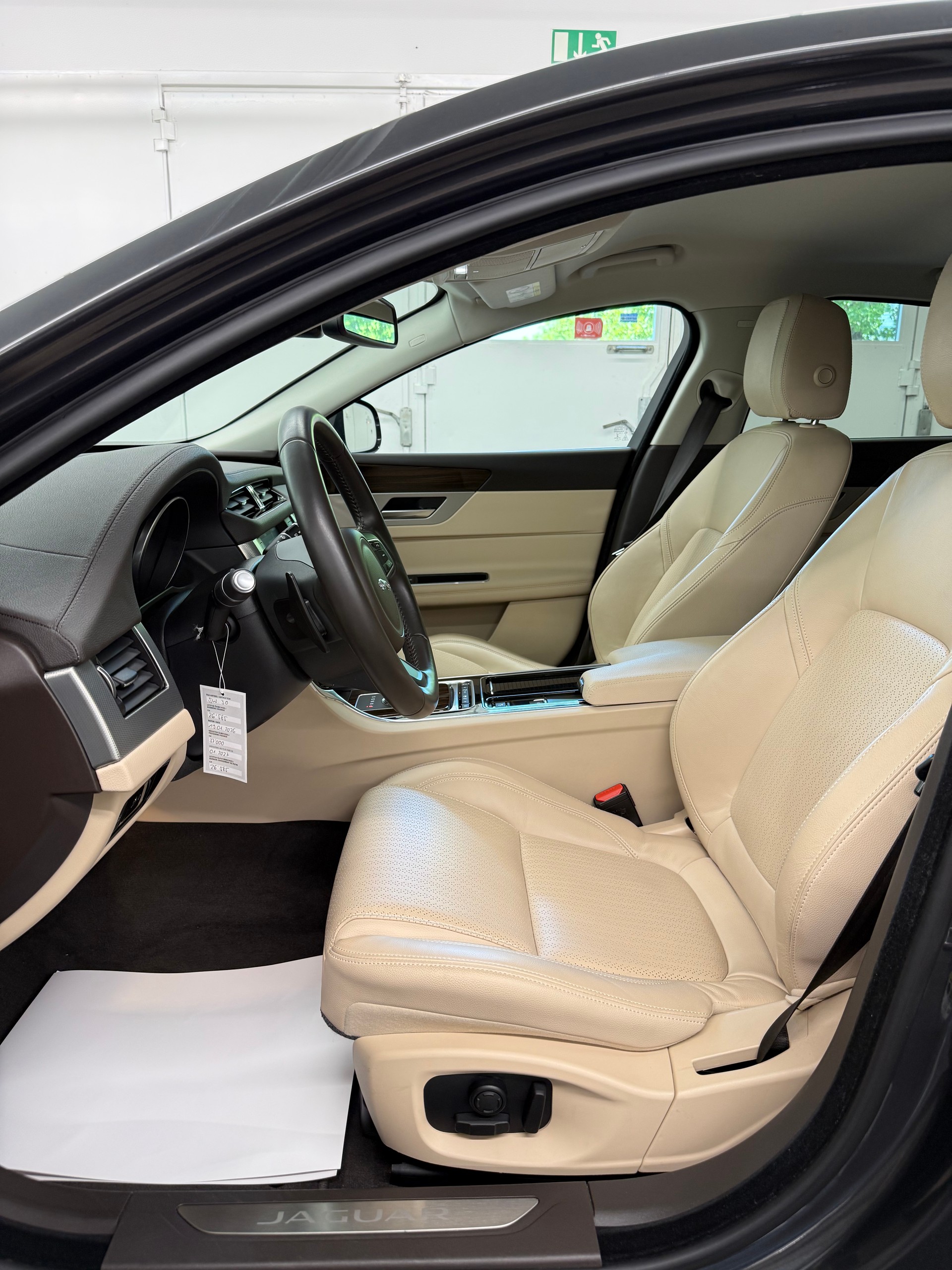 JAGUAR XF 30d Portfolio Automatic-image-19