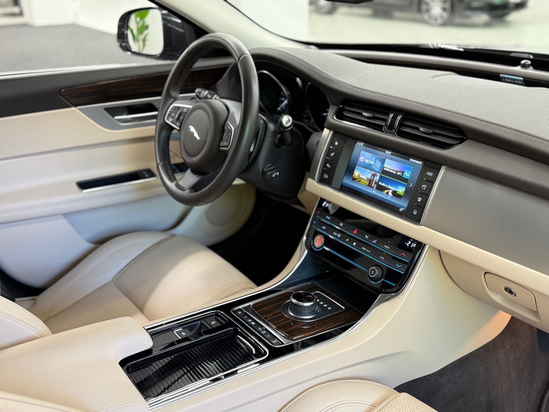 JAGUAR XF 30d Portfolio Automatic-image-15