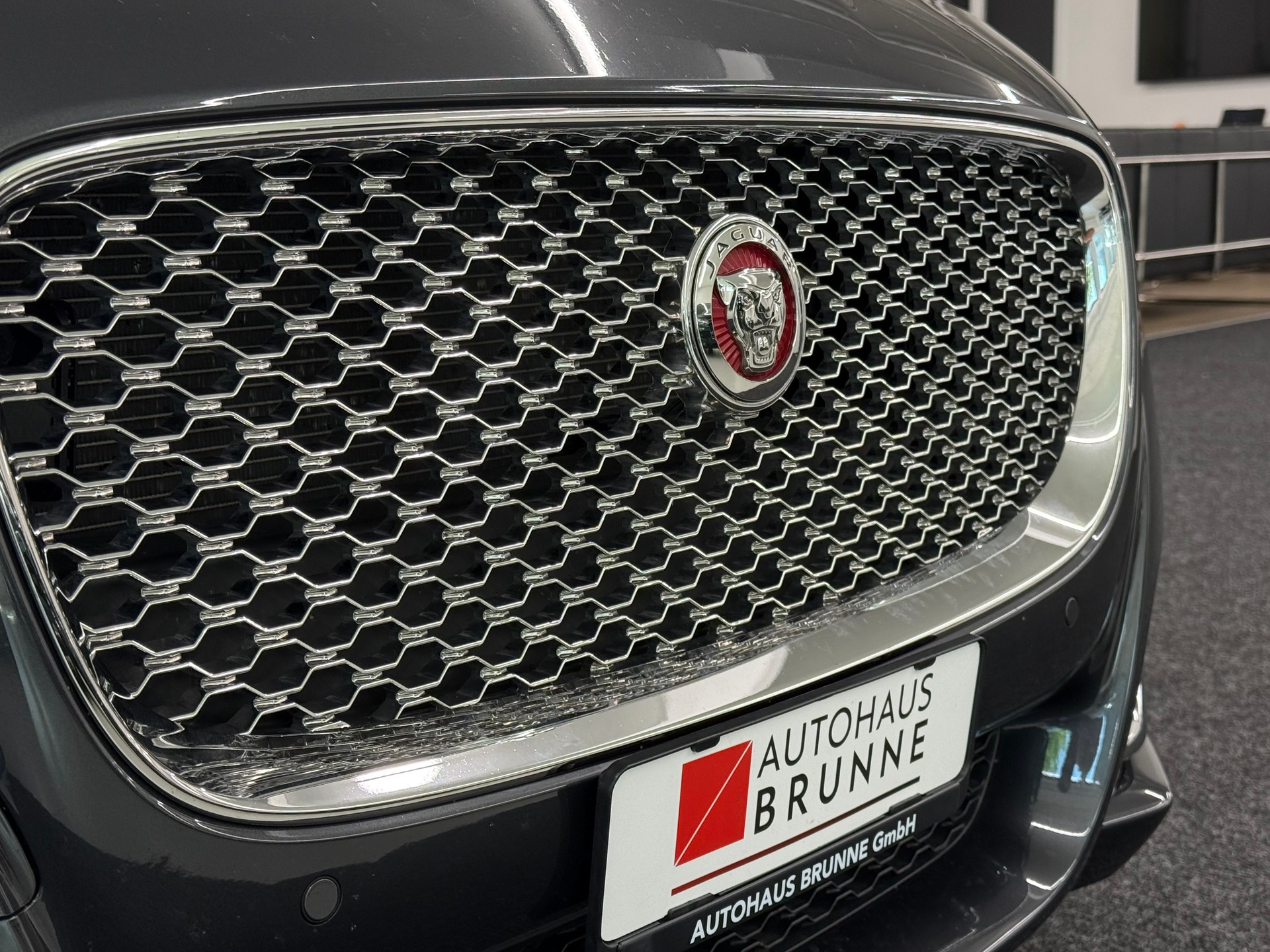 JAGUAR XF 30d Portfolio Automatic-image-10