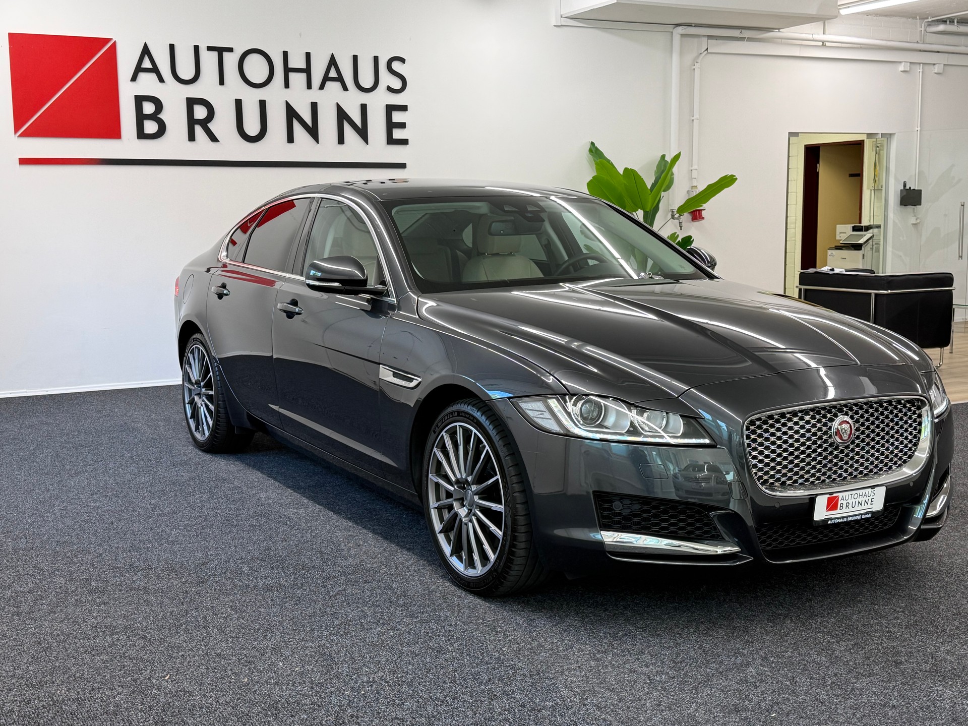 JAGUAR XF 30d Portfolio Automatic-image-2