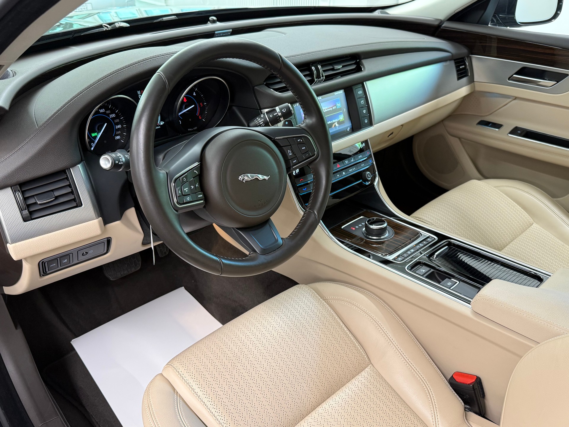 JAGUAR XF 30d Portfolio Automatic-image-13