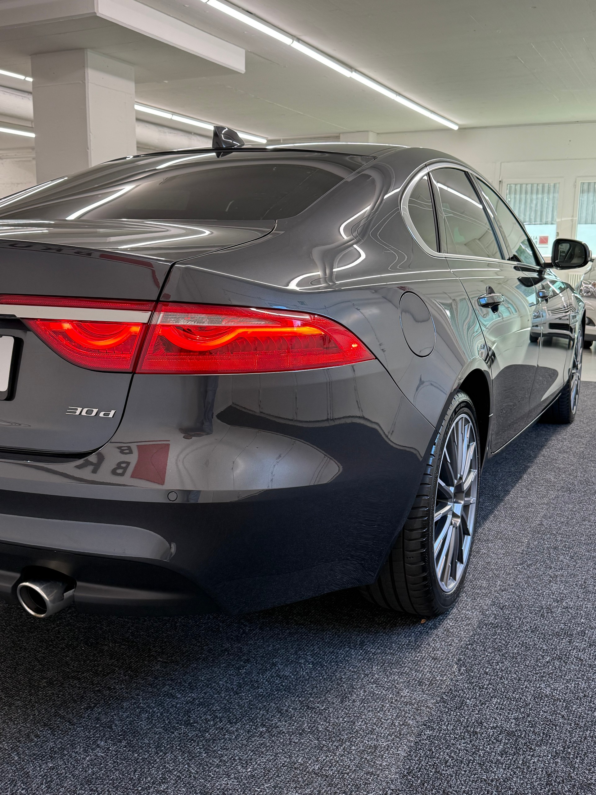 JAGUAR XF 30d Portfolio Automatic-image-4