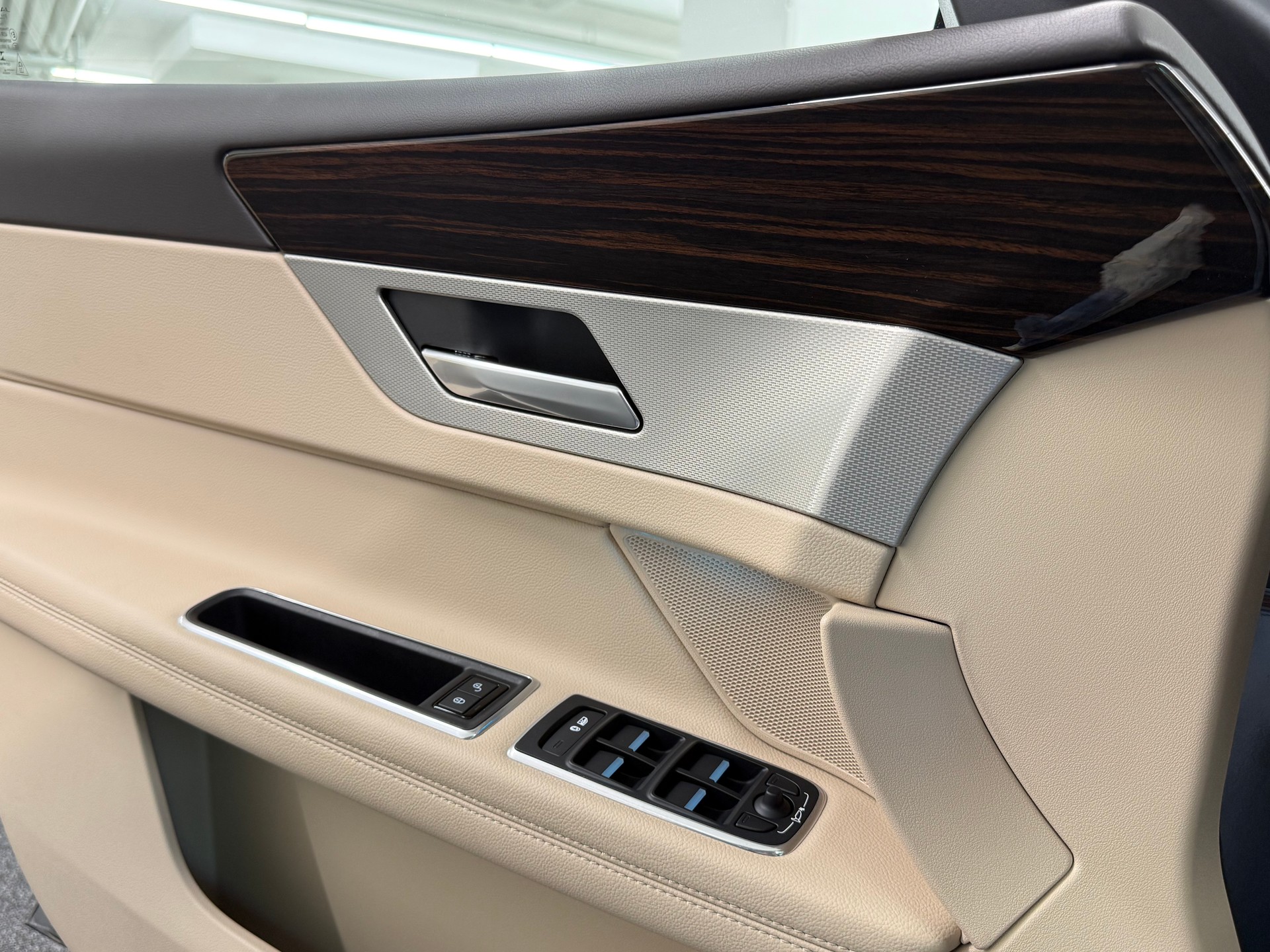 JAGUAR XF 30d Portfolio Automatic-image-27