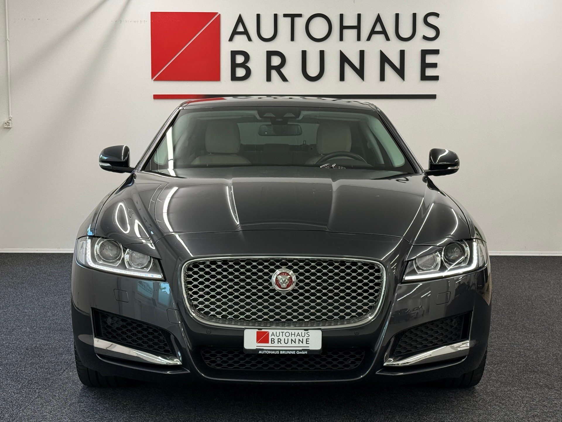 JAGUAR XF 30d Portfolio Automatic-image-1
