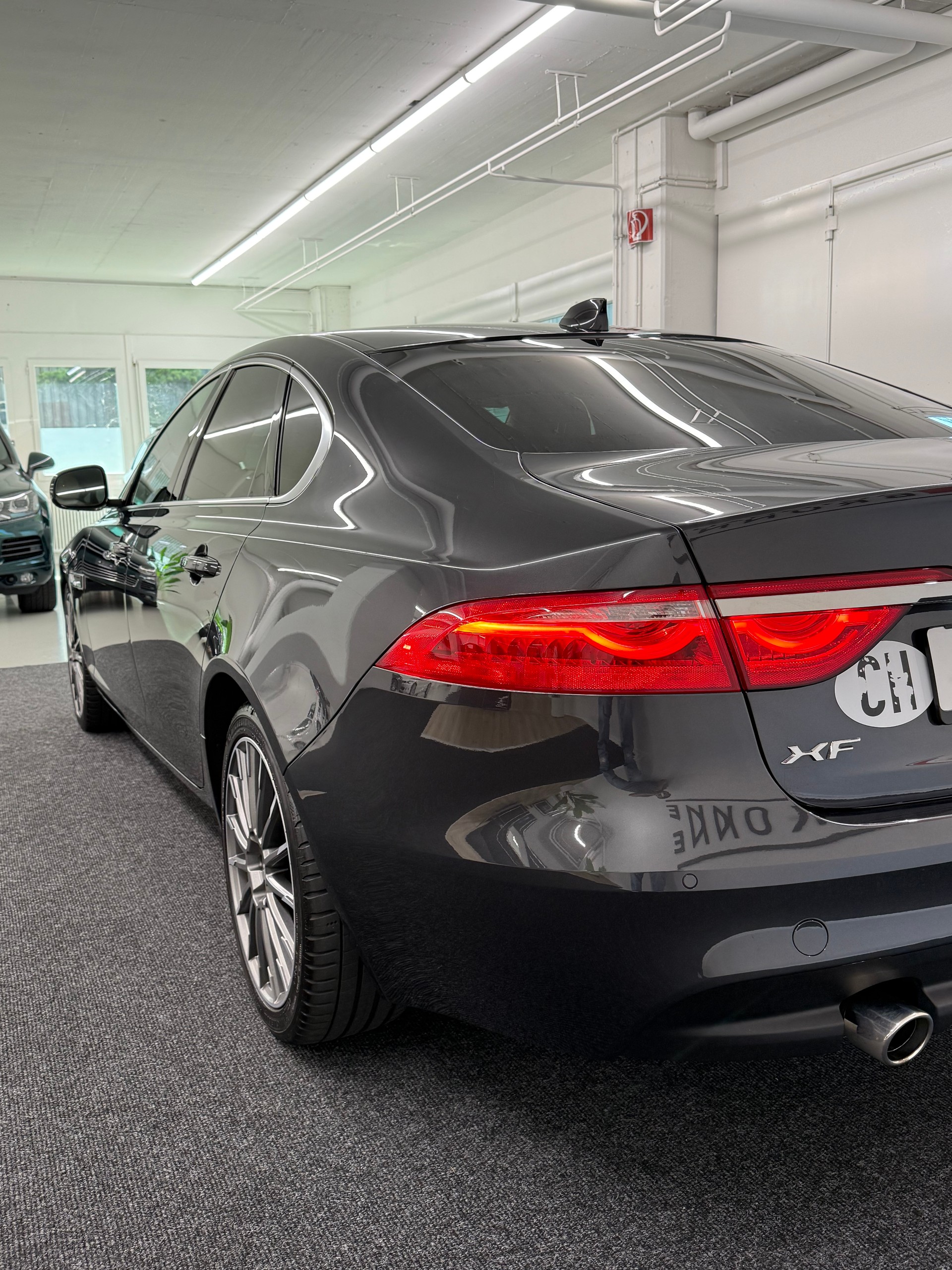 JAGUAR XF 30d Portfolio Automatic-image-7