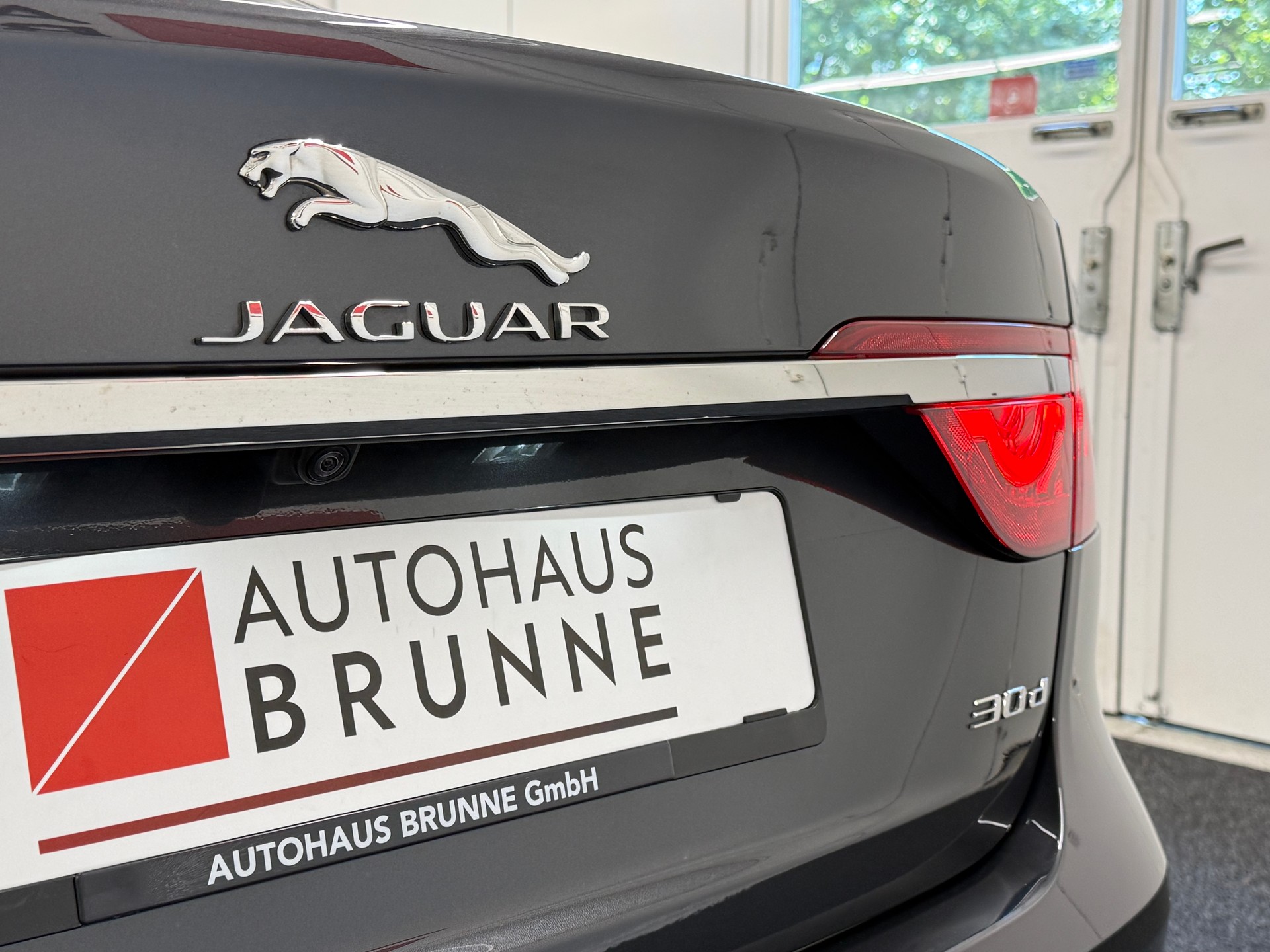 JAGUAR XF 30d Portfolio Automatic-image-12