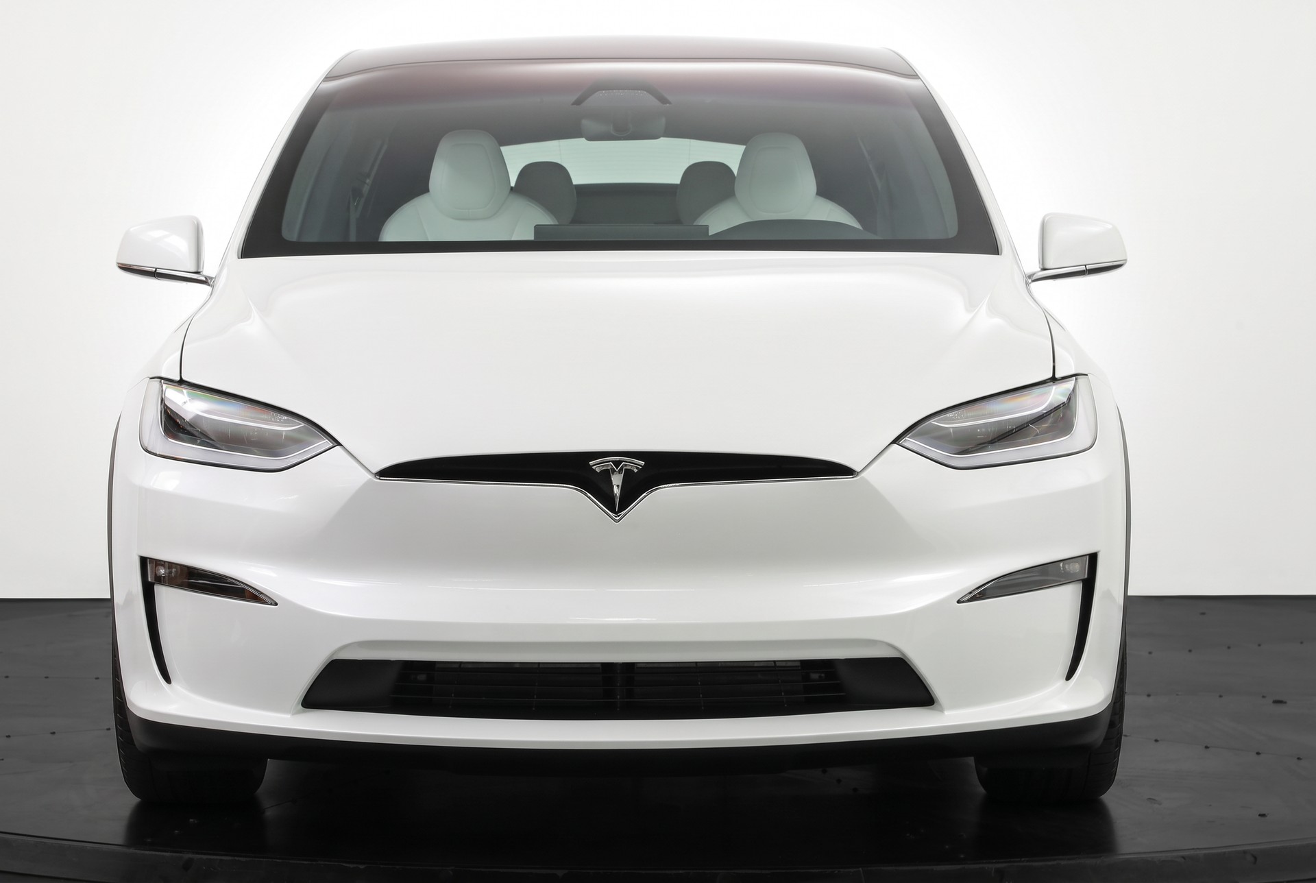 TESLA Model X 100kWh Plaid-showroom-element-2