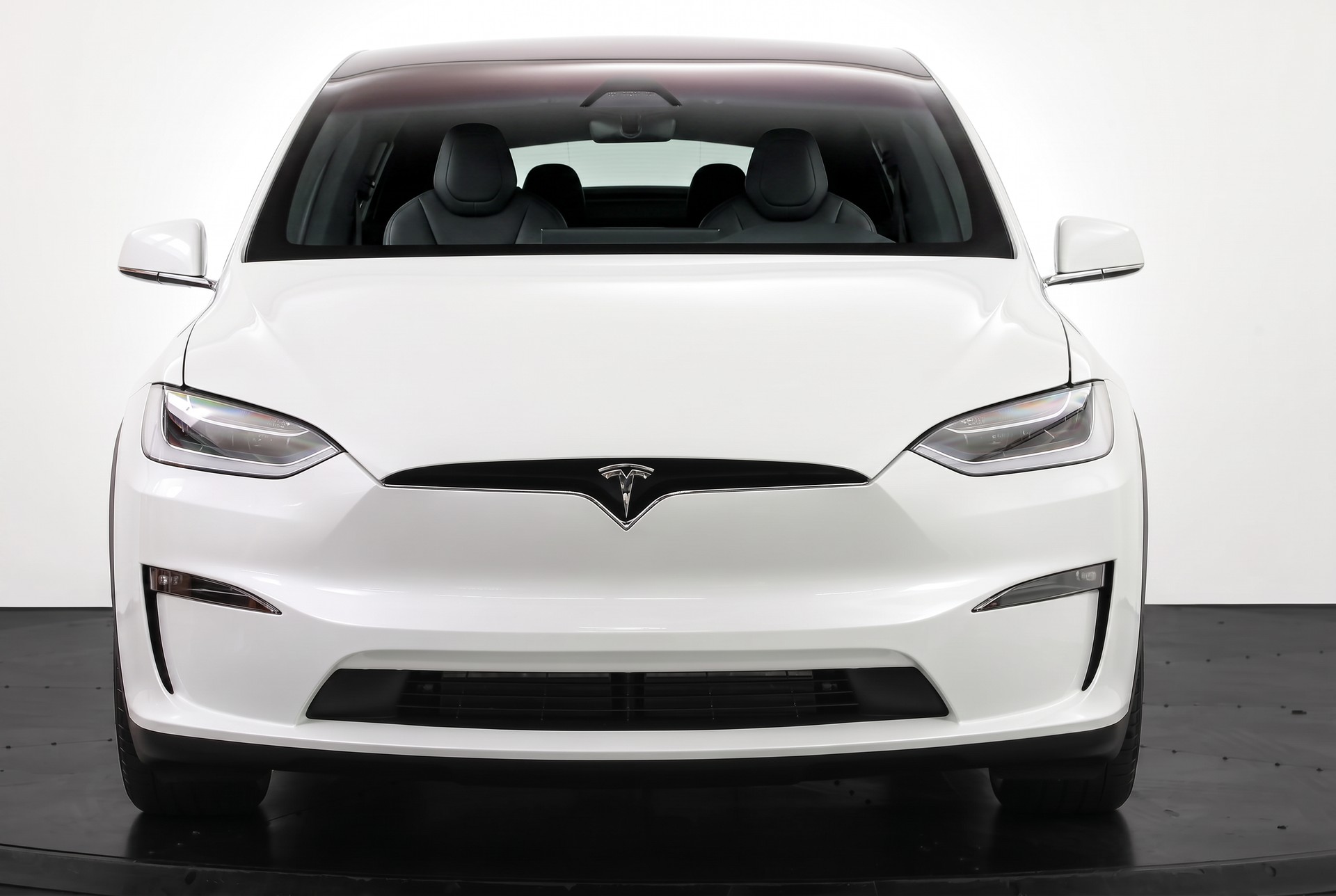 TESLA Model X 100kWh Plaid-showroom-element-2