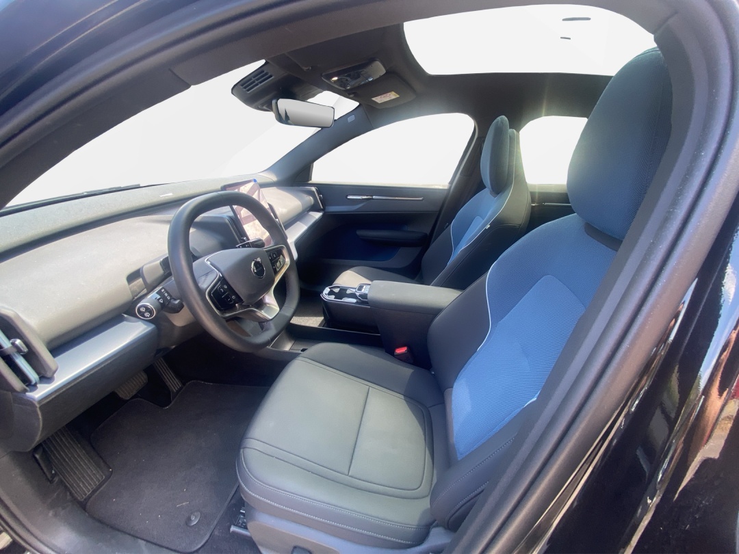 VOLVO EX30 E60 69kWh Twin Ultra-image-8