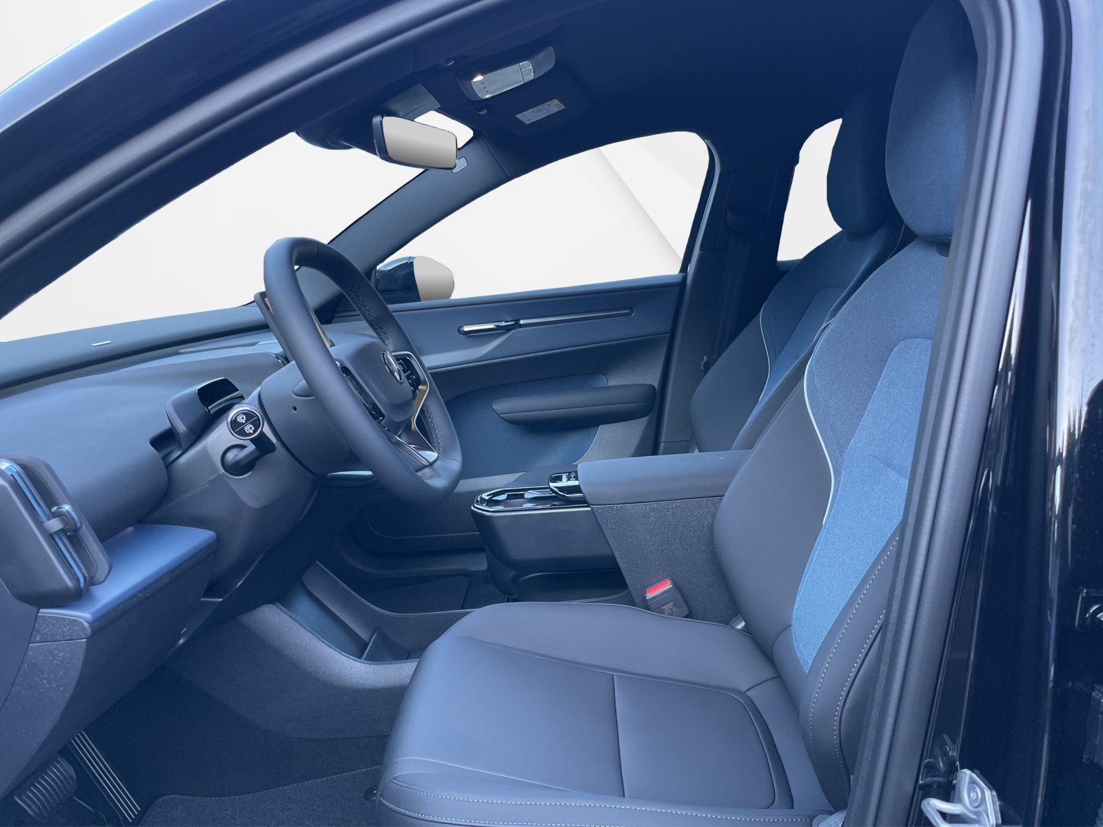 VOLVO EX 30 E60 Plus Swiss Black Edition-image-9