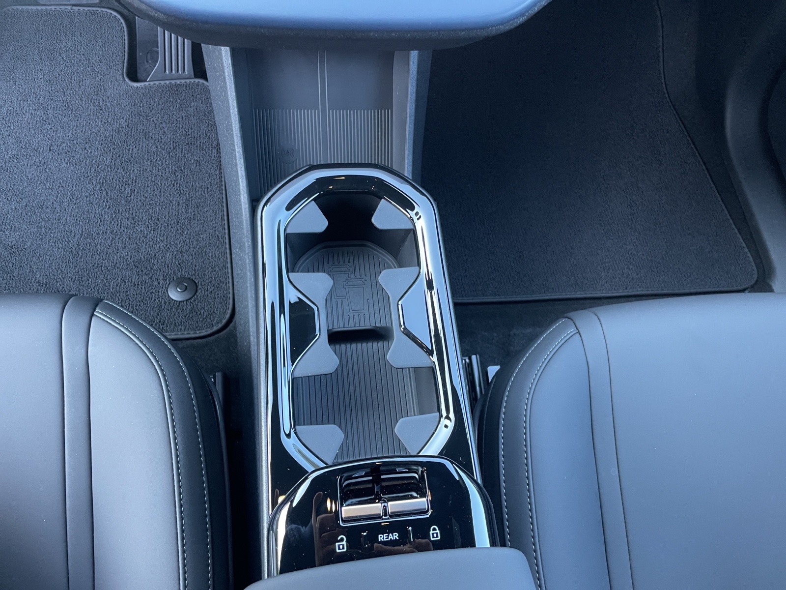 VOLVO EX 30 E60 Plus Swiss Black Edition-image-16