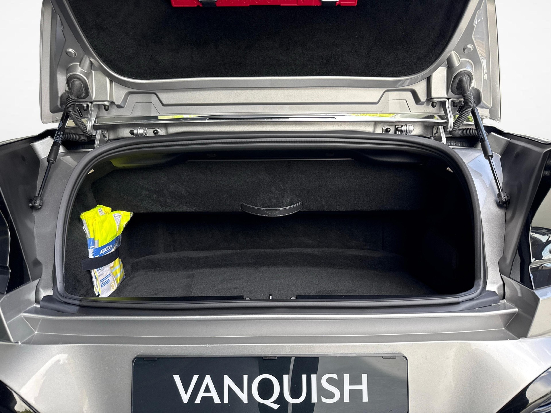 ASTON MARTIN Vanquish Volante 5.2 V12 Bi-Turbo-image-11