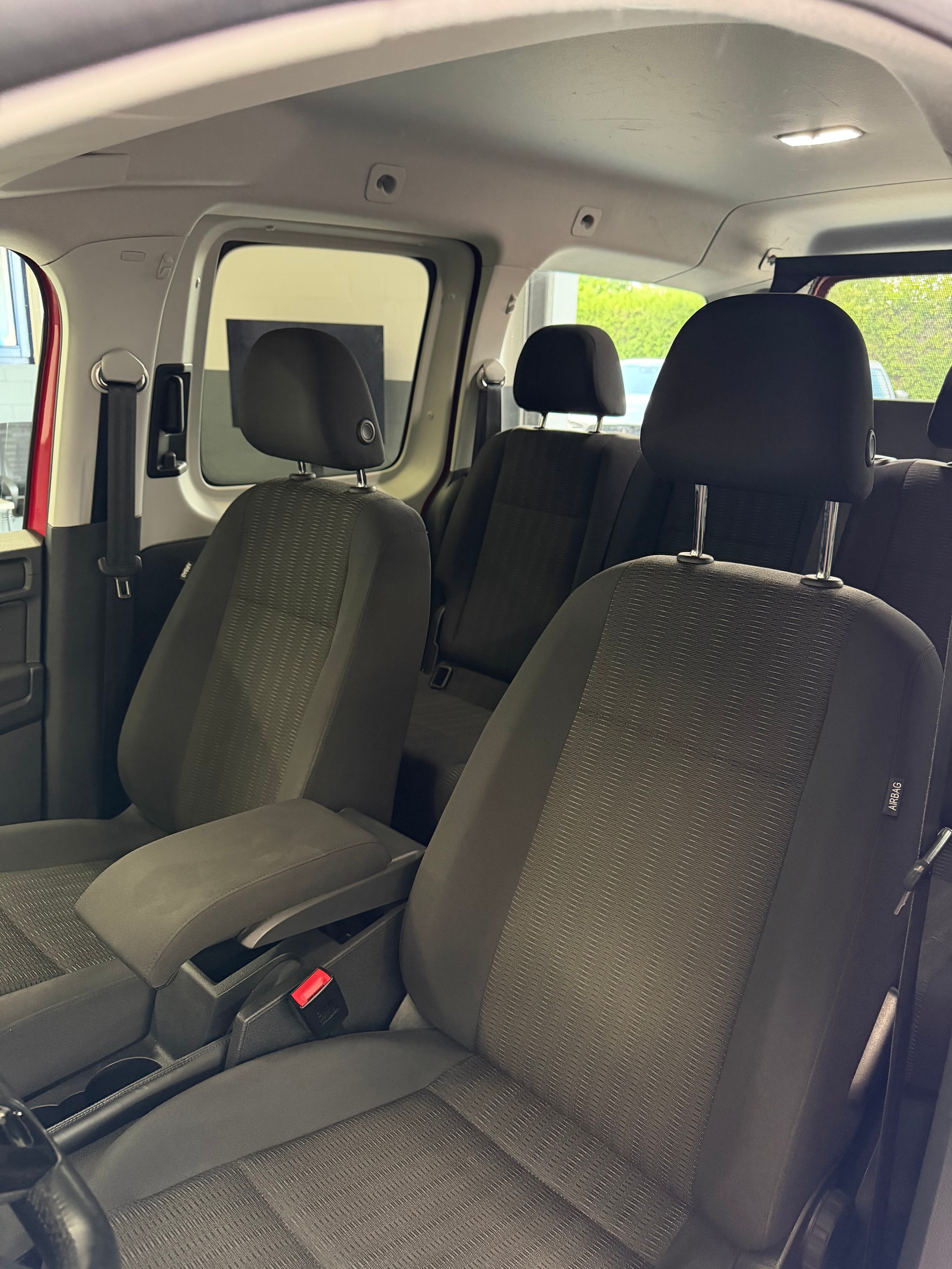 VW Caddy Maxi 2.0 TDI Highline DSG - 7 Plätzer - frisch ab MFK - Aussendienstfahrzeug (Autobahnkilometer)-image-12
