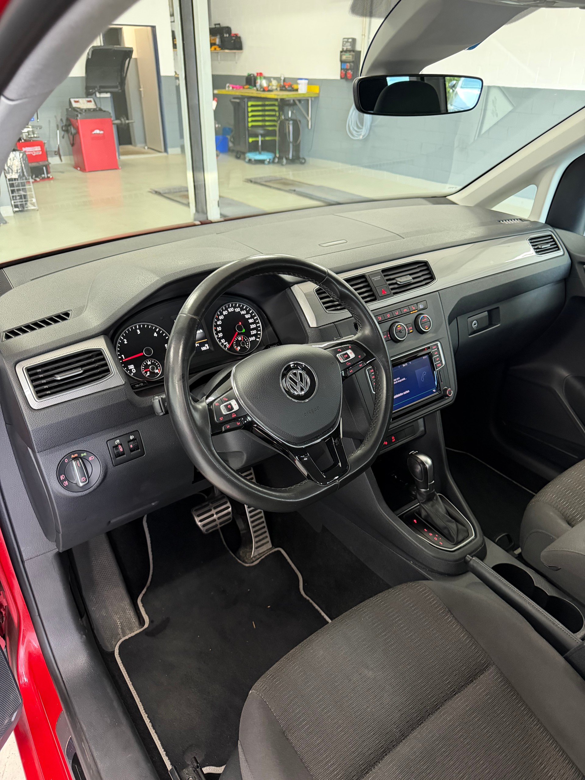 VW Caddy Maxi 2.0 TDI Highline DSG - 7 Plätzer - frisch ab MFK - Aussendienstfahrzeug (Autobahnkilometer)-image-7