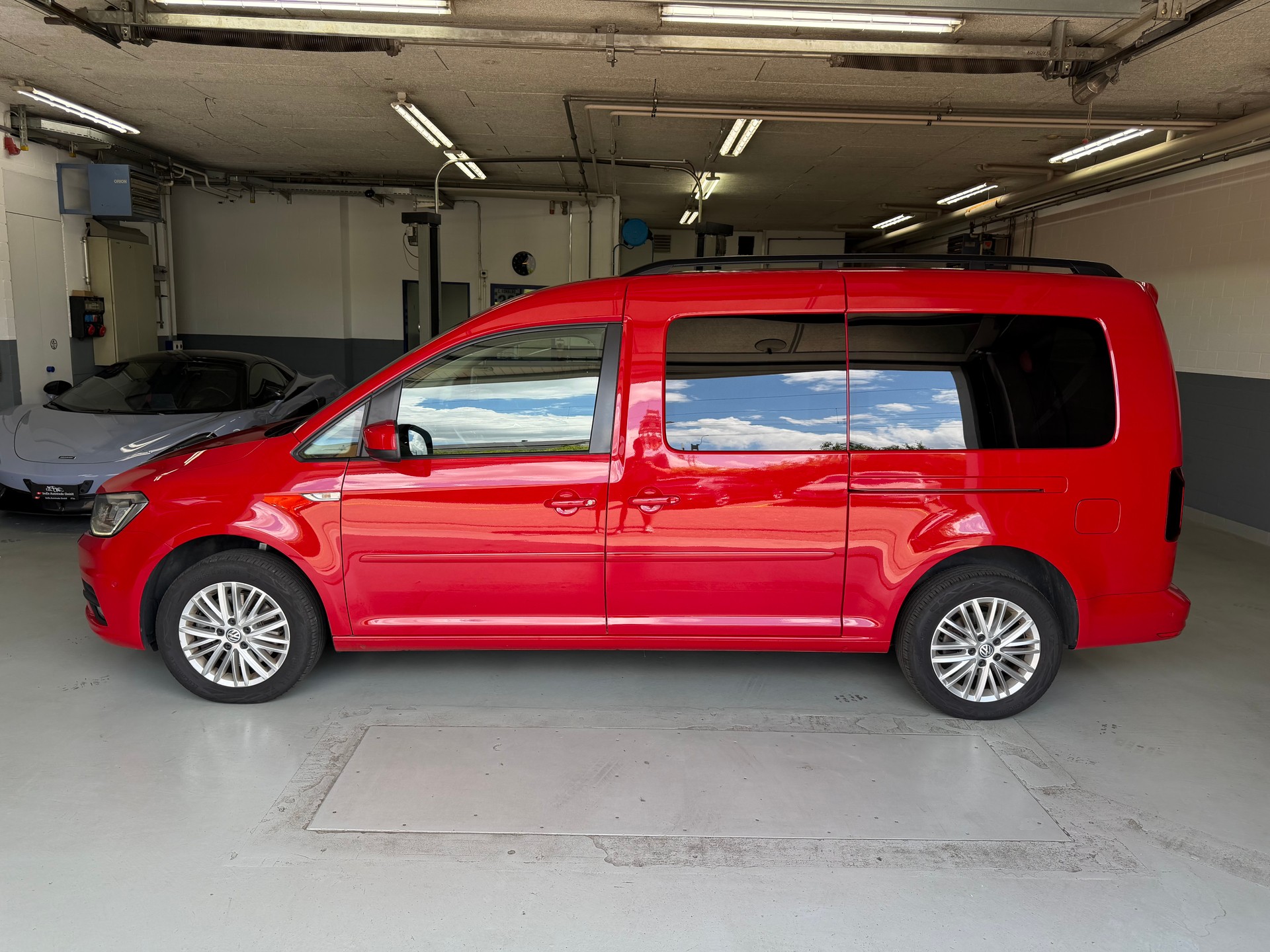 VW Caddy Maxi 2.0 TDI Highline DSG - 7 Plätzer - frisch ab MFK - Aussendienstfahrzeug (Autobahnkilometer)-image-0