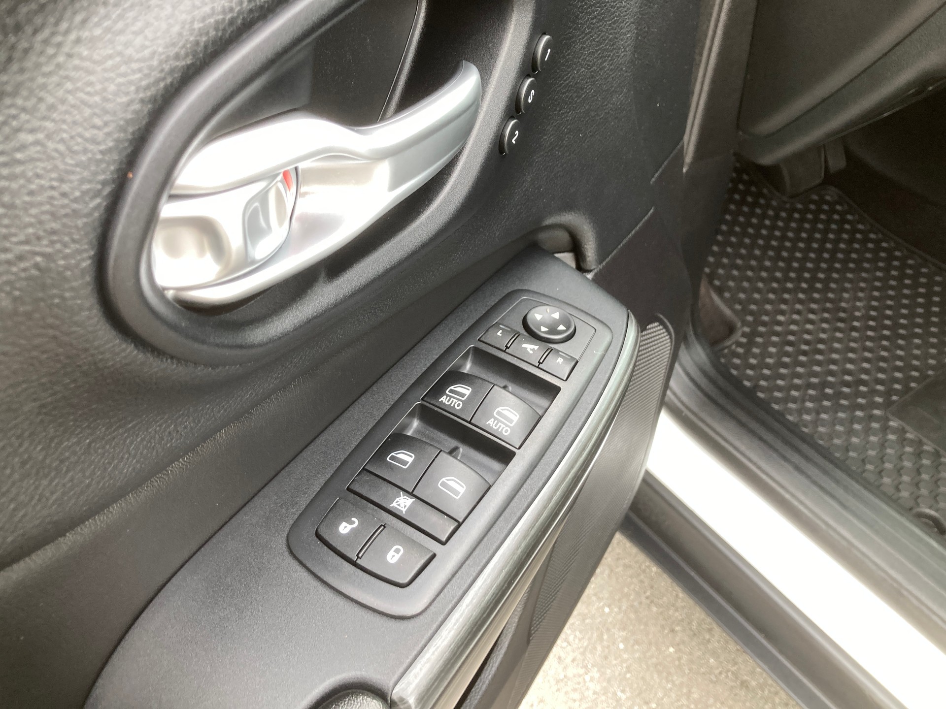 JEEP Cherokee 2.2TD Longitude Sw- Black Ed. AWD 9ATX-image-9