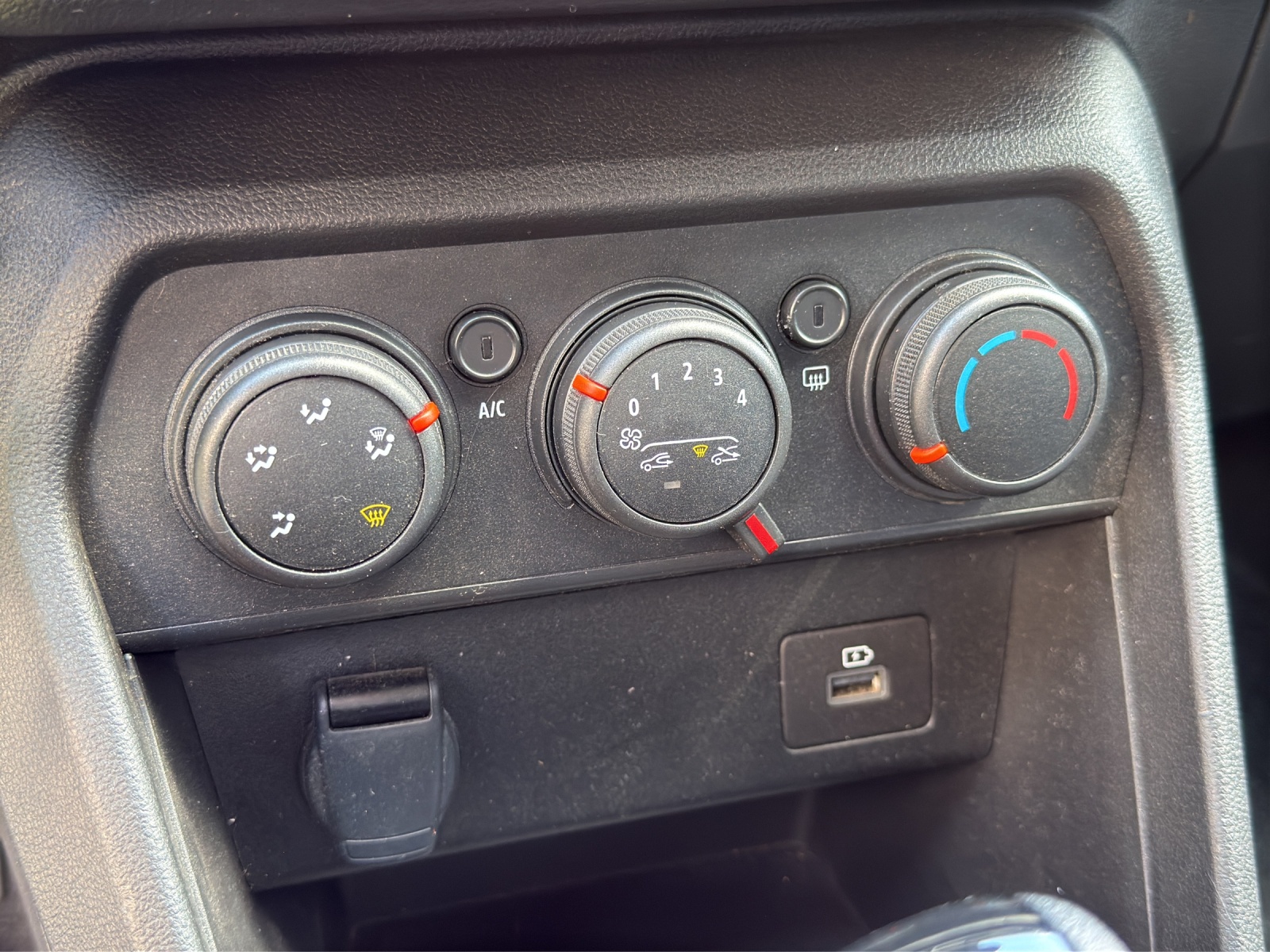 DACIA Sandero TCe 90 Expression CVT-image-22