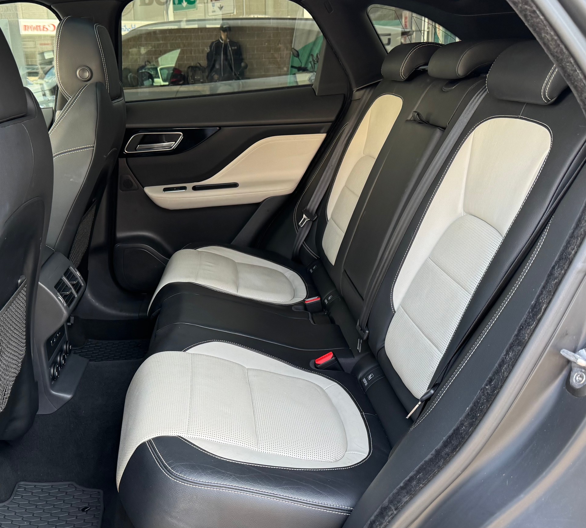 JAGUAR F-Pace 30t 2.0 R-Sport AWD Automatik-image-9