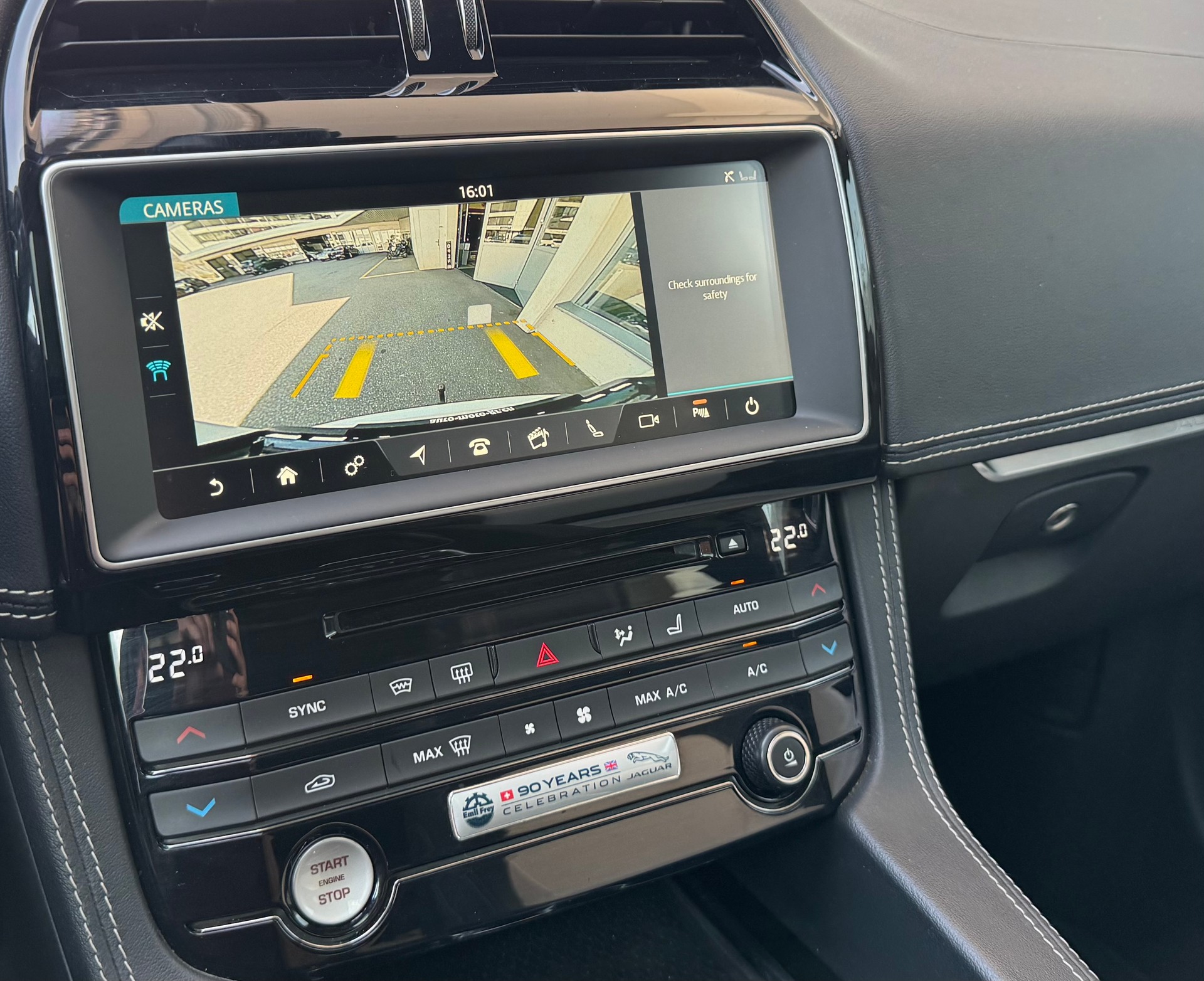 JAGUAR F-Pace 30t 2.0 R-Sport AWD Automatik-image-17