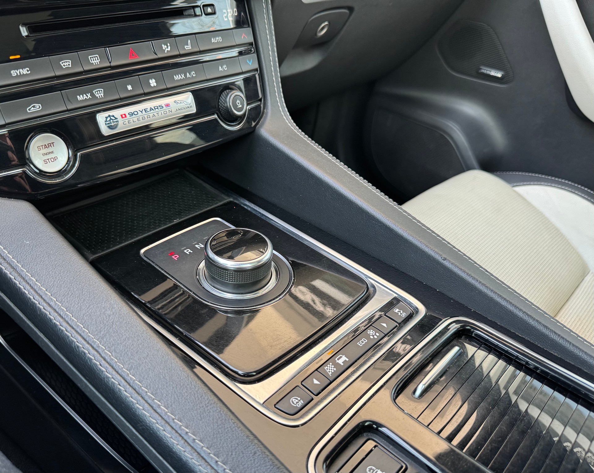 JAGUAR F-Pace 30t 2.0 R-Sport AWD Automatik-image-21