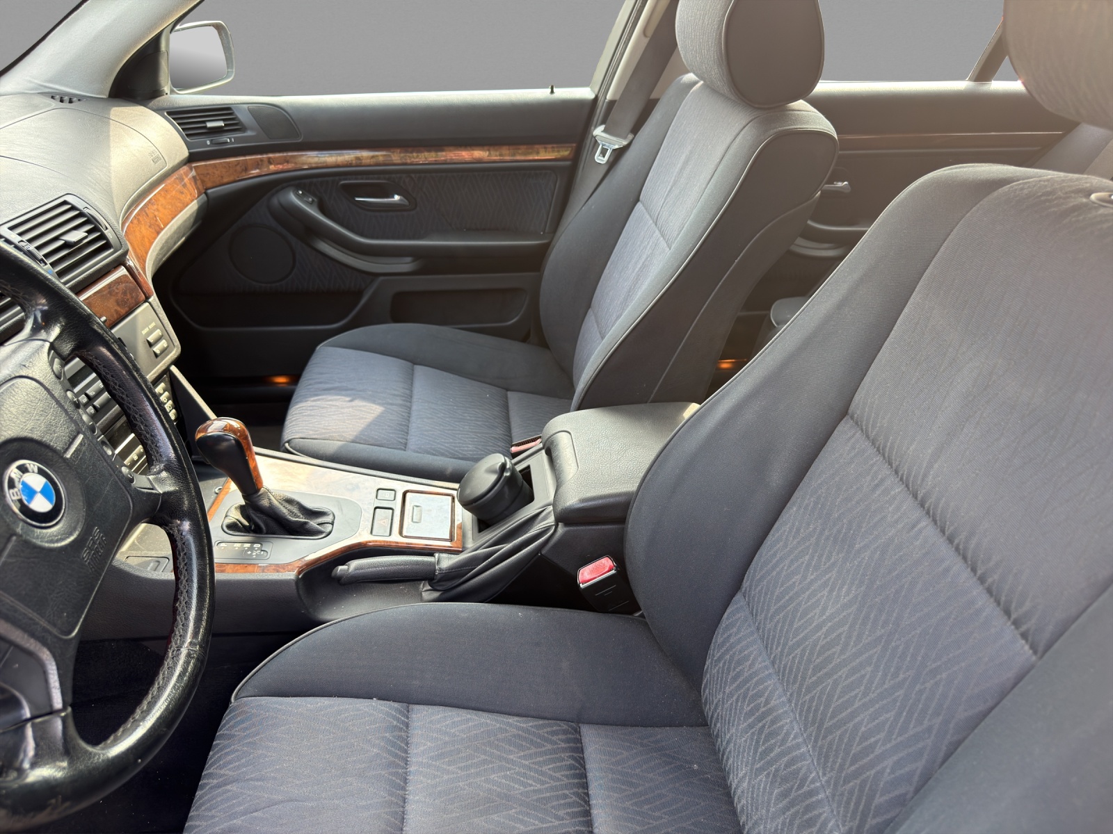 BMW 523i-image-6