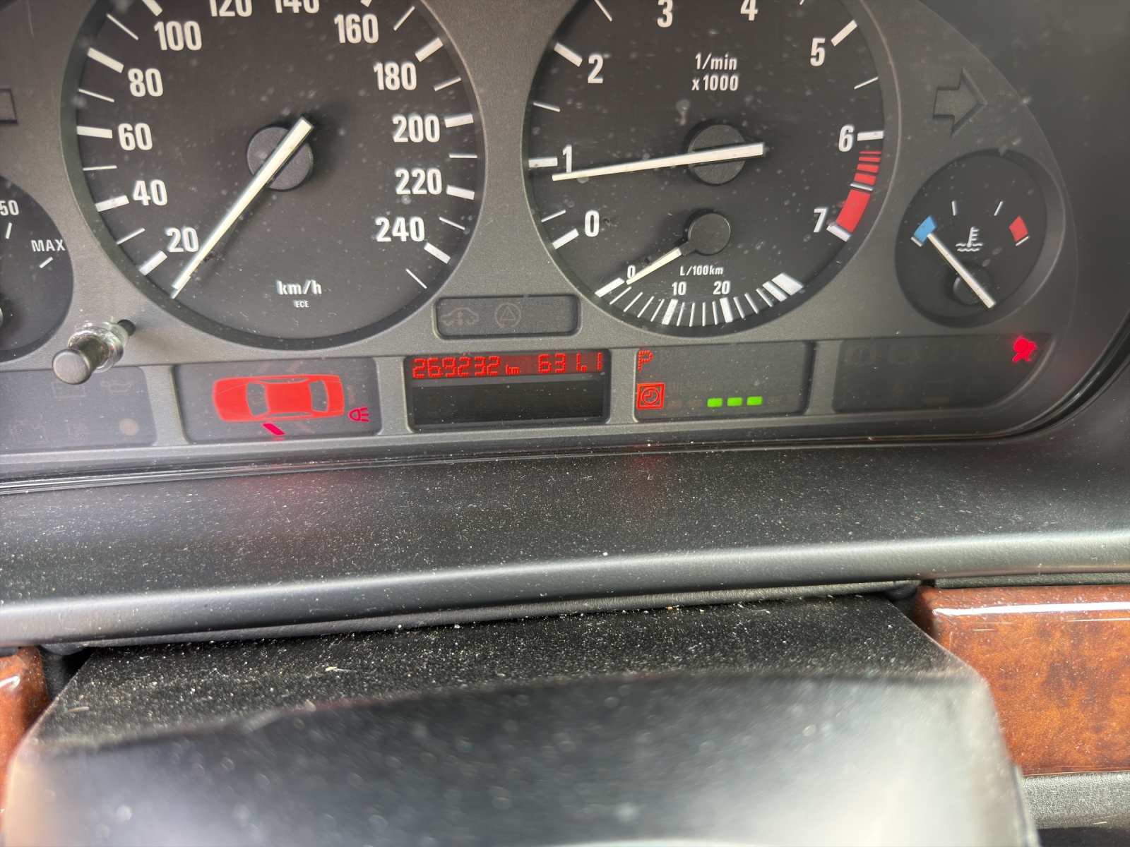 BMW 523i-image-8