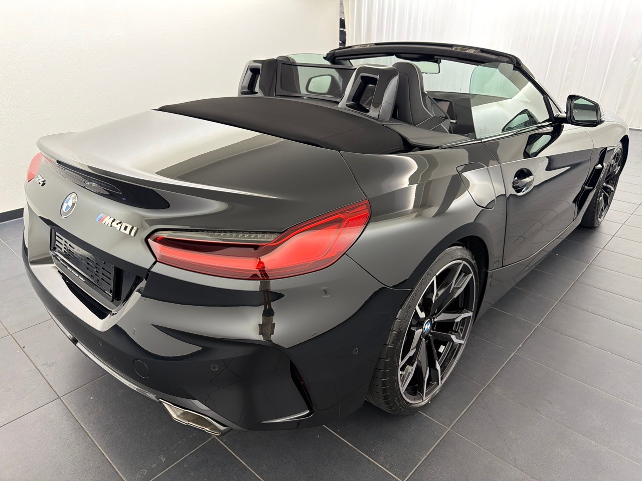 BMW Z4 M40i-showroom-element-2