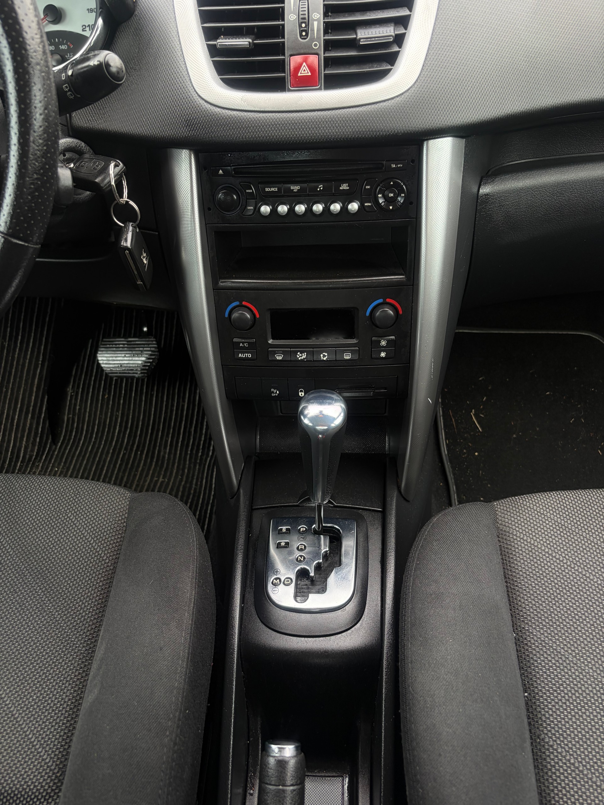 PEUGEOT 207 1.6 16V XT Automatic-image-1