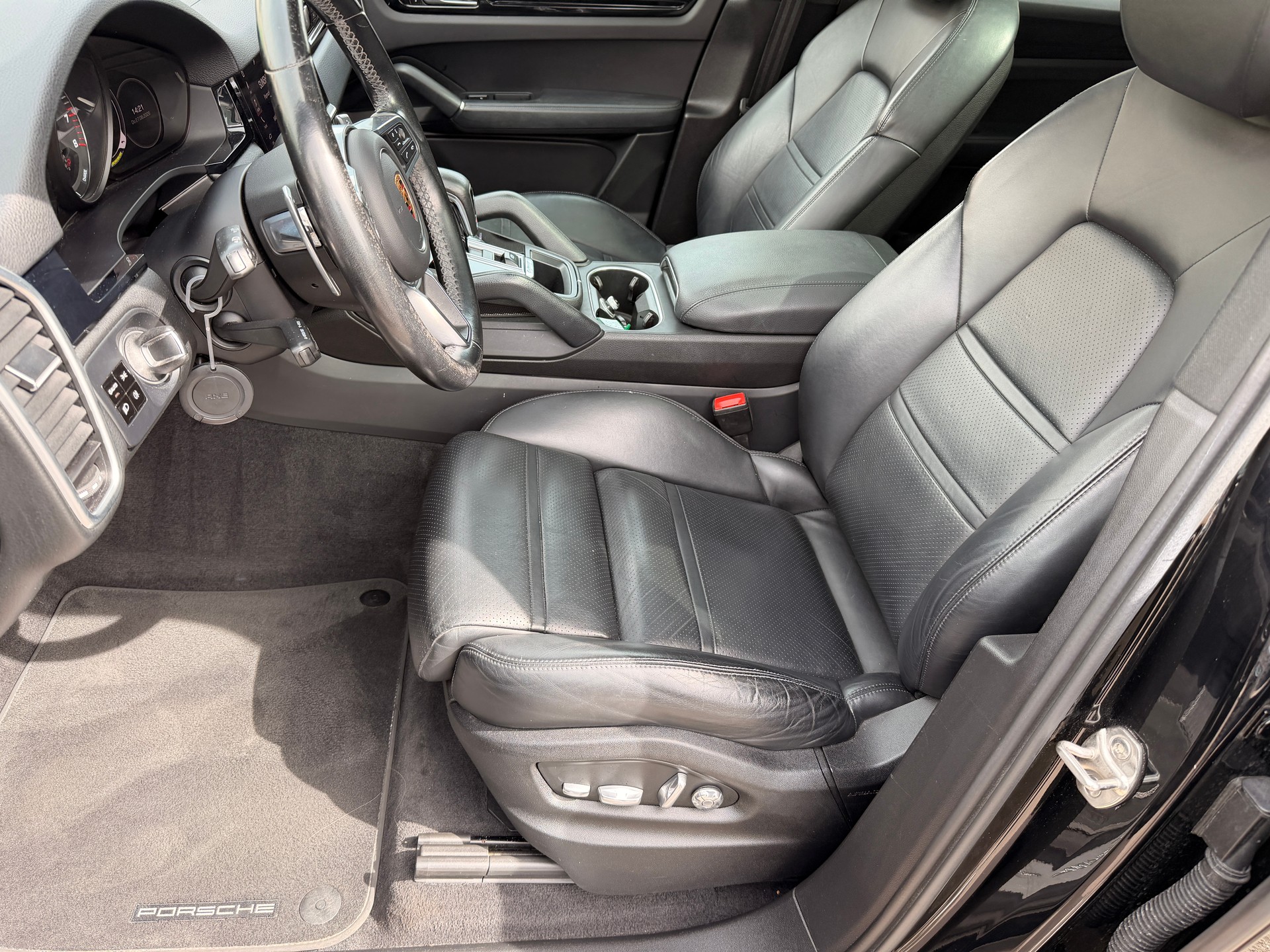 PORSCHE Cayenne Coupé E-Hybrid-image-6