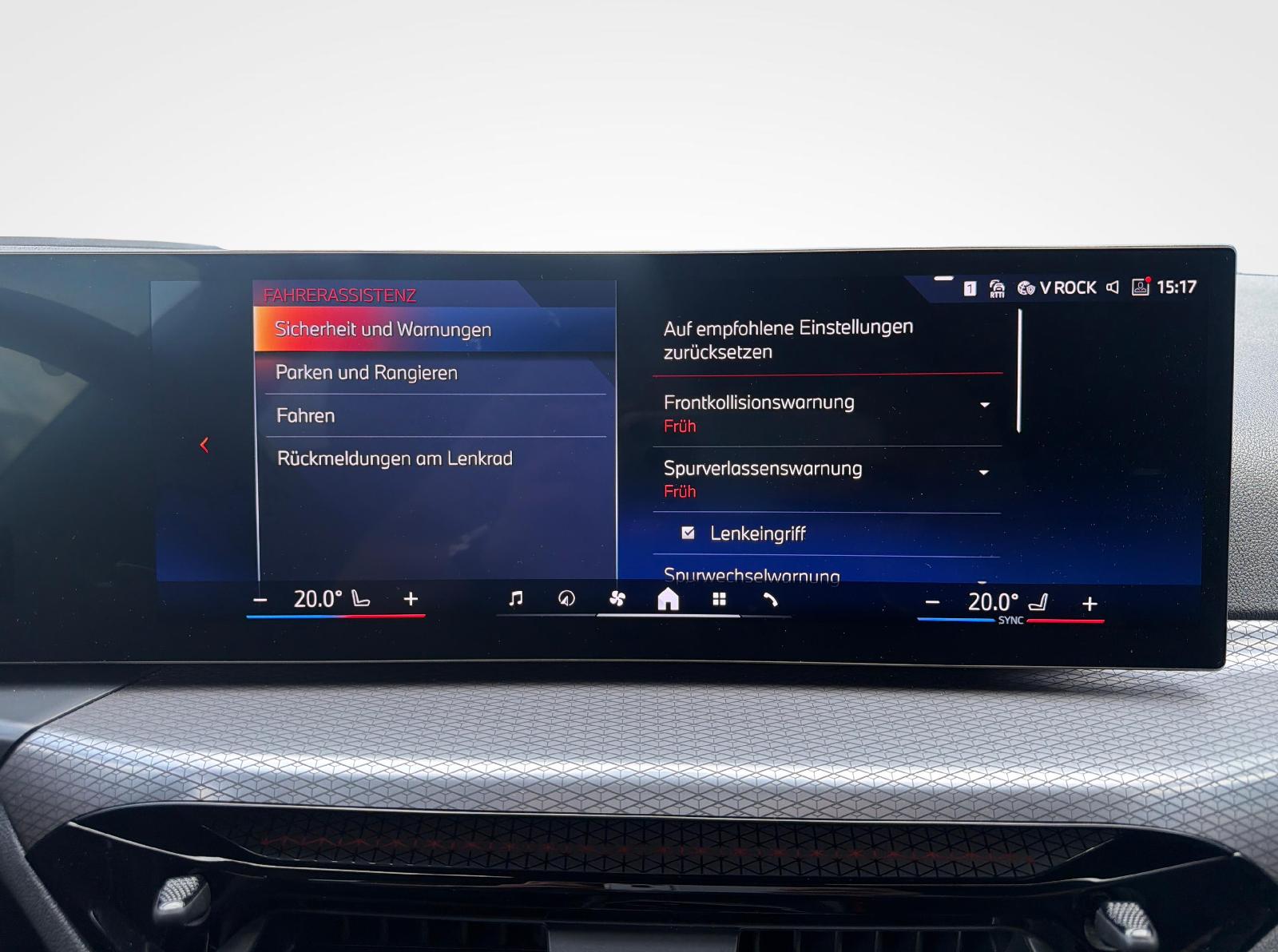 BMW 330e xDrive Touring M Sport-image-16