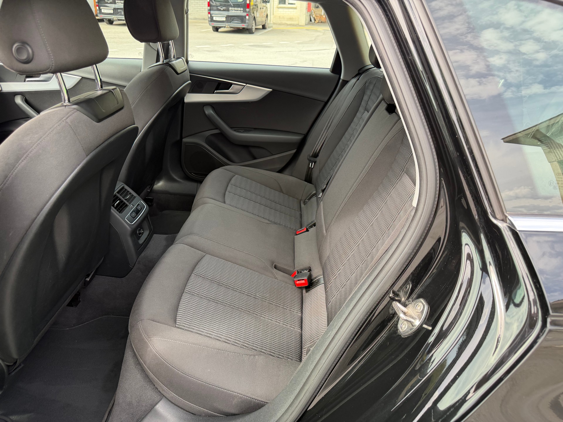 AUDI A4 Avant 40 TDI Sport quattro S-tronic-image-10
