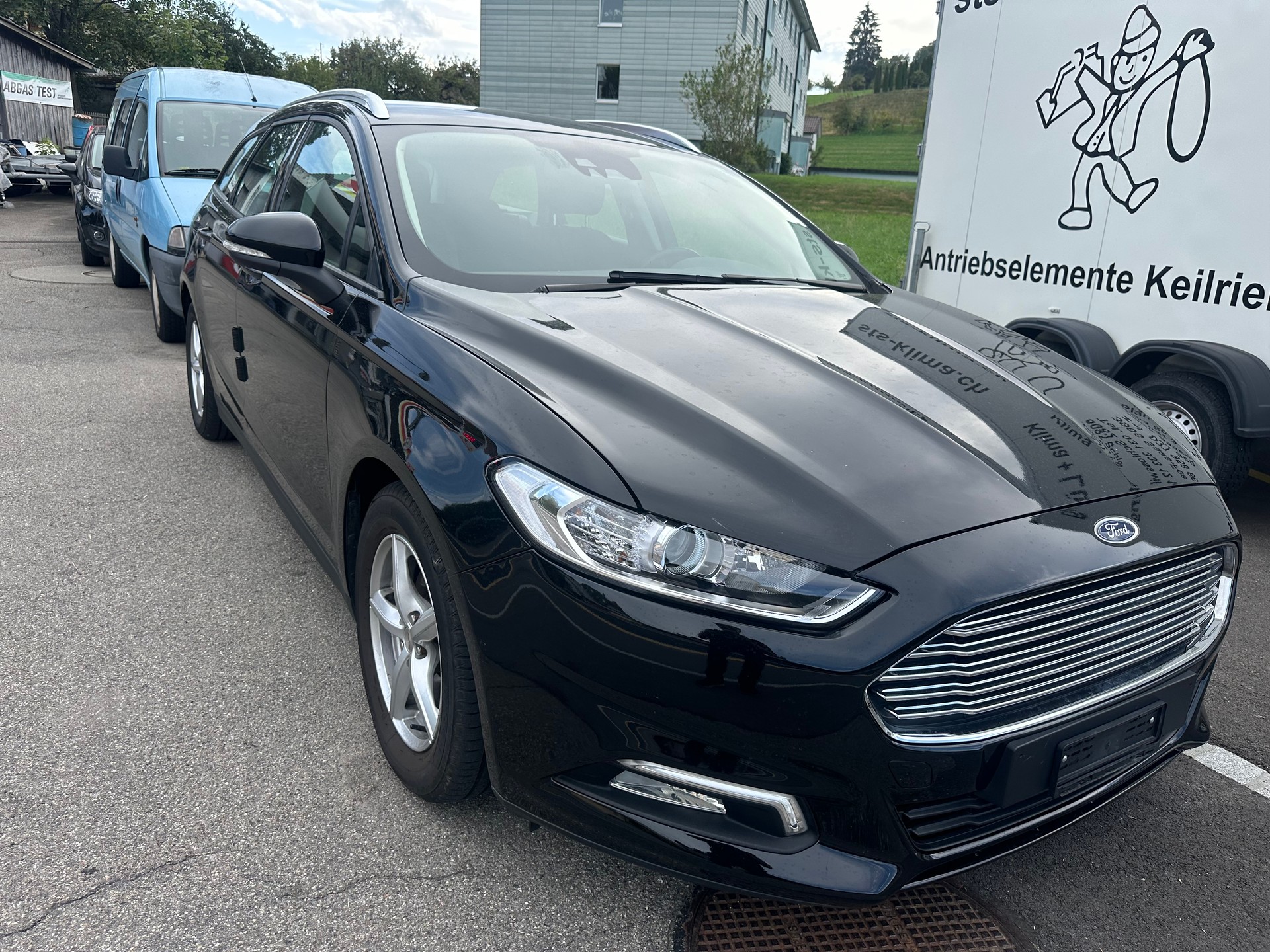 FORD Mondeo 2.0 TDCi Ambiente Powershift-image-1