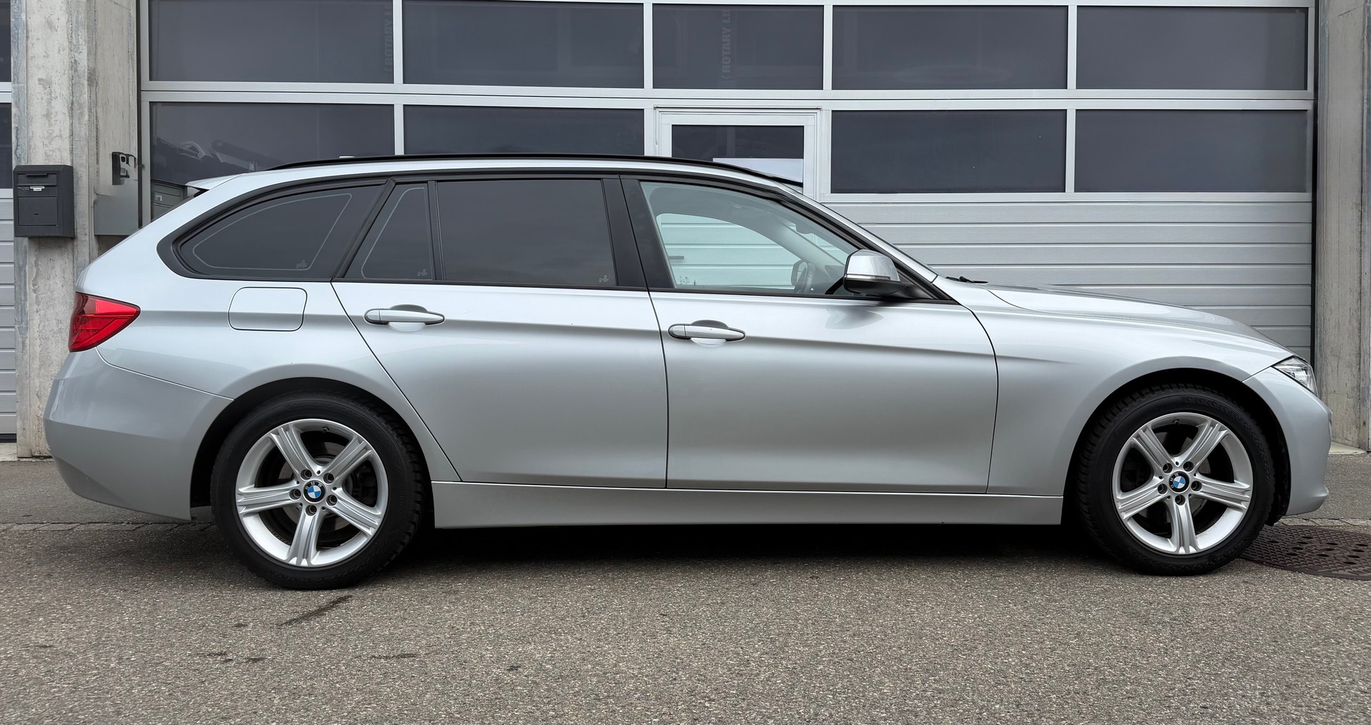 BMW 320d xDrive Touring Sport Line Steptronic-image-6