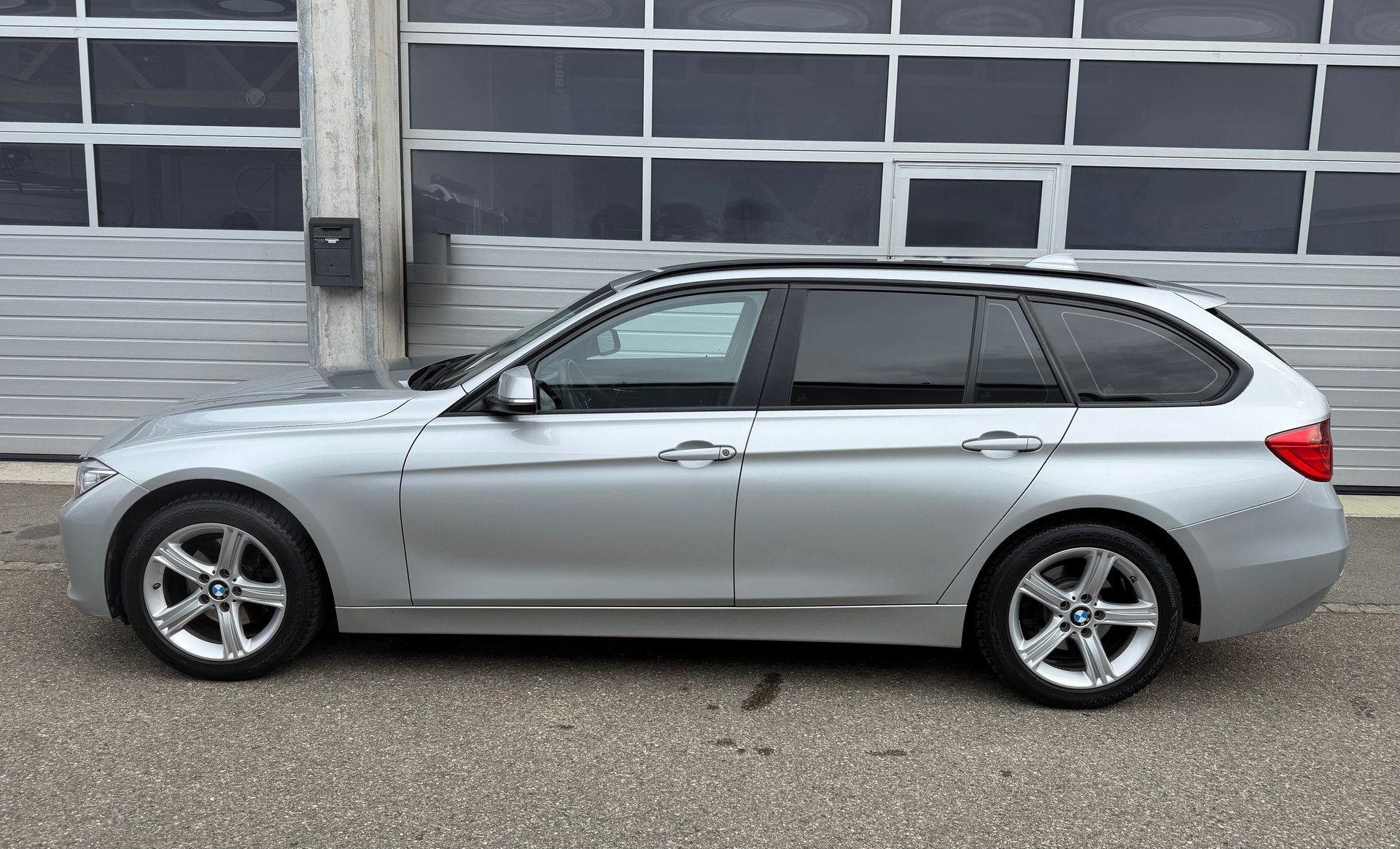 BMW 320d xDrive Touring Sport Line Steptronic-image-2