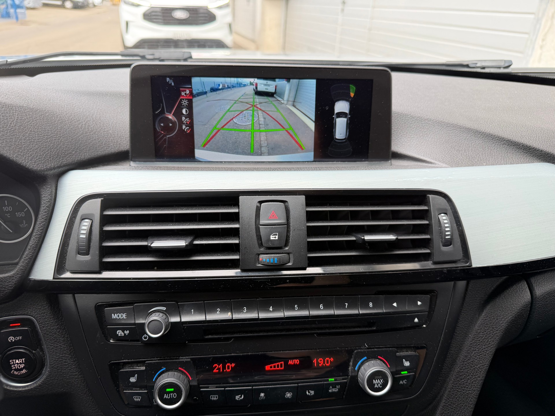 BMW 320d xDrive Touring Sport Line Steptronic-image-12
