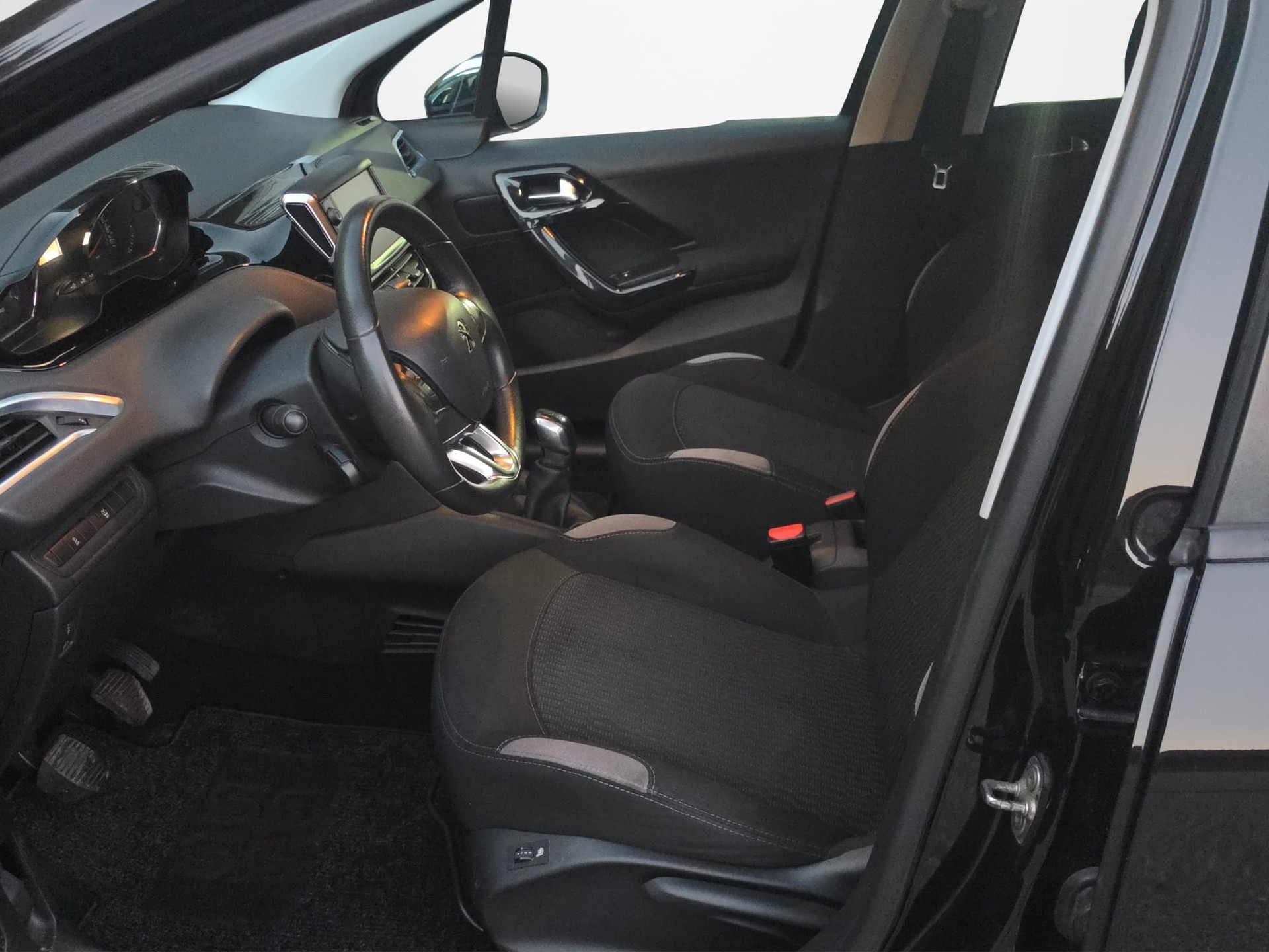 PEUGEOT 208 1.2 VTI Style-image-9