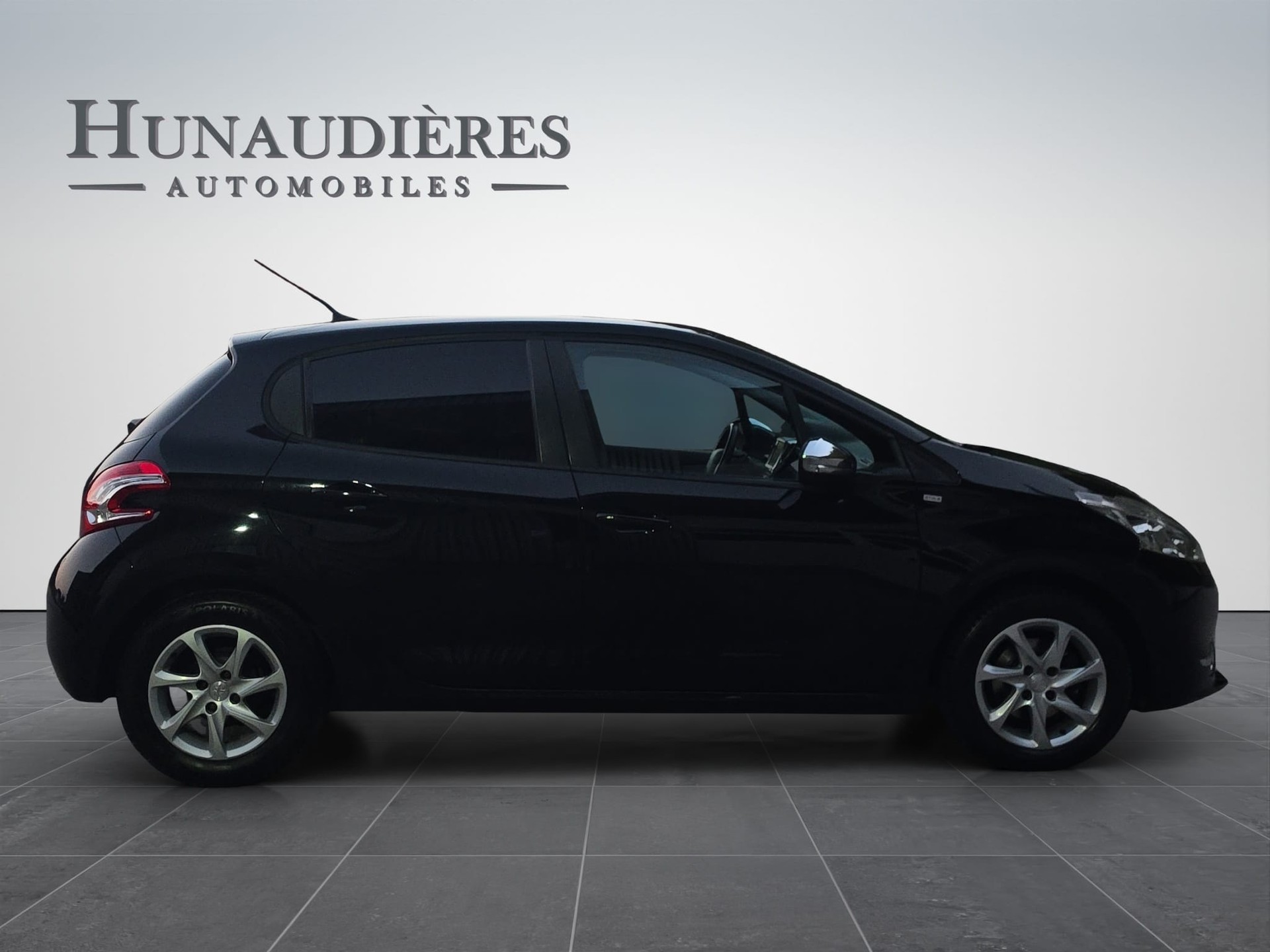 PEUGEOT 208 1.2 VTI Style-image-7