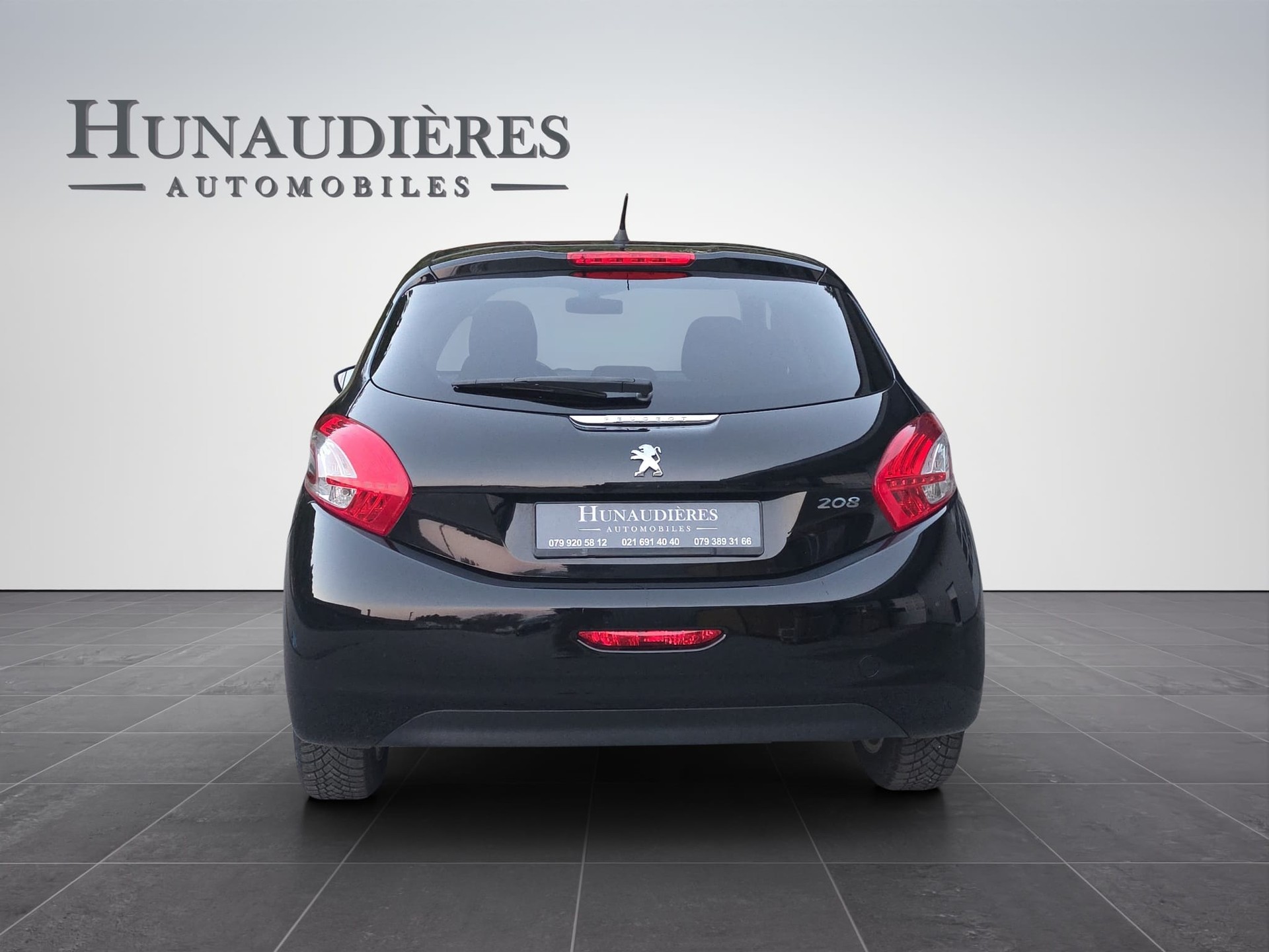 PEUGEOT 208 1.2 VTI Style-image-5