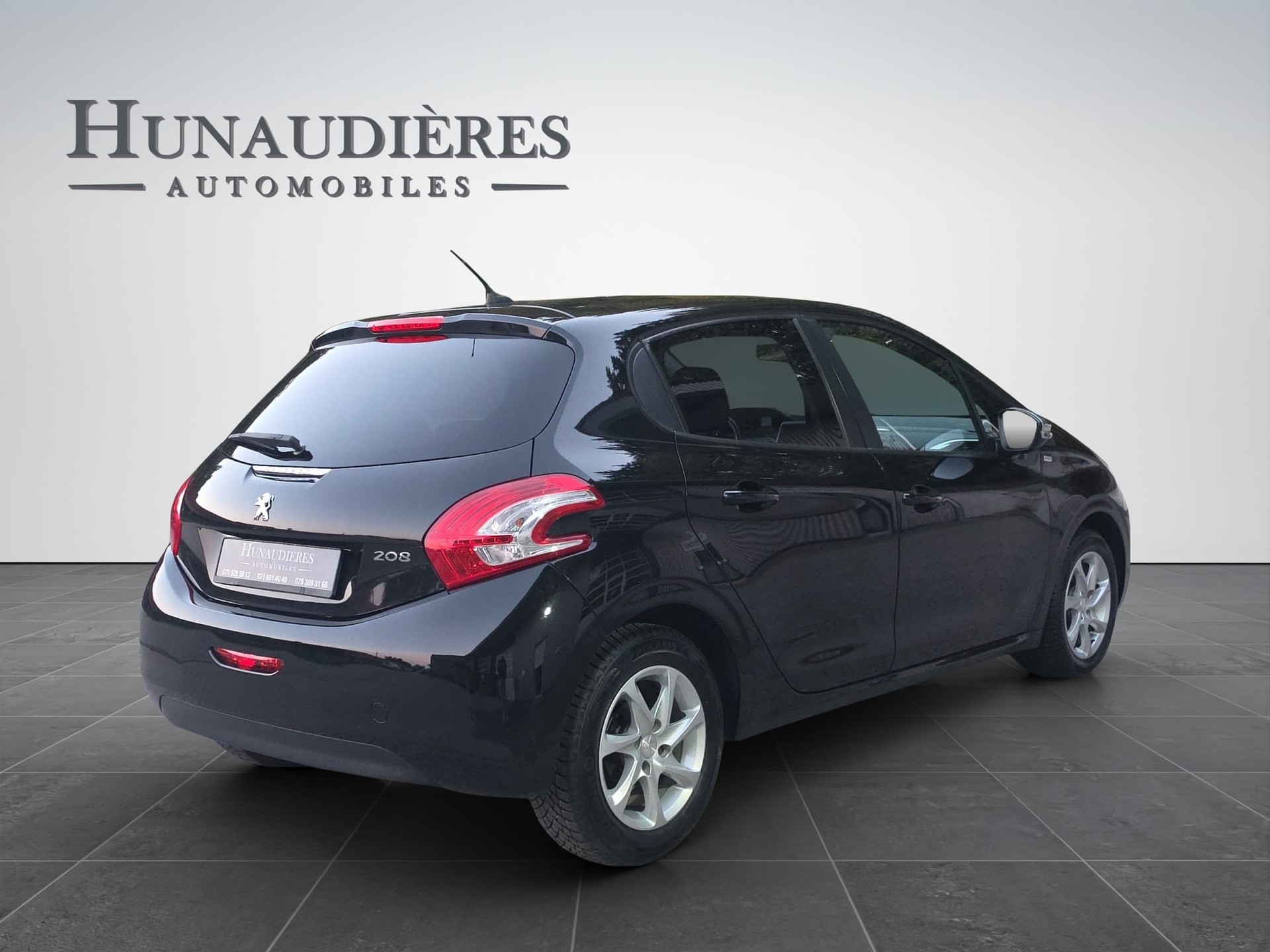 PEUGEOT 208 1.2 VTI Style-image-3
